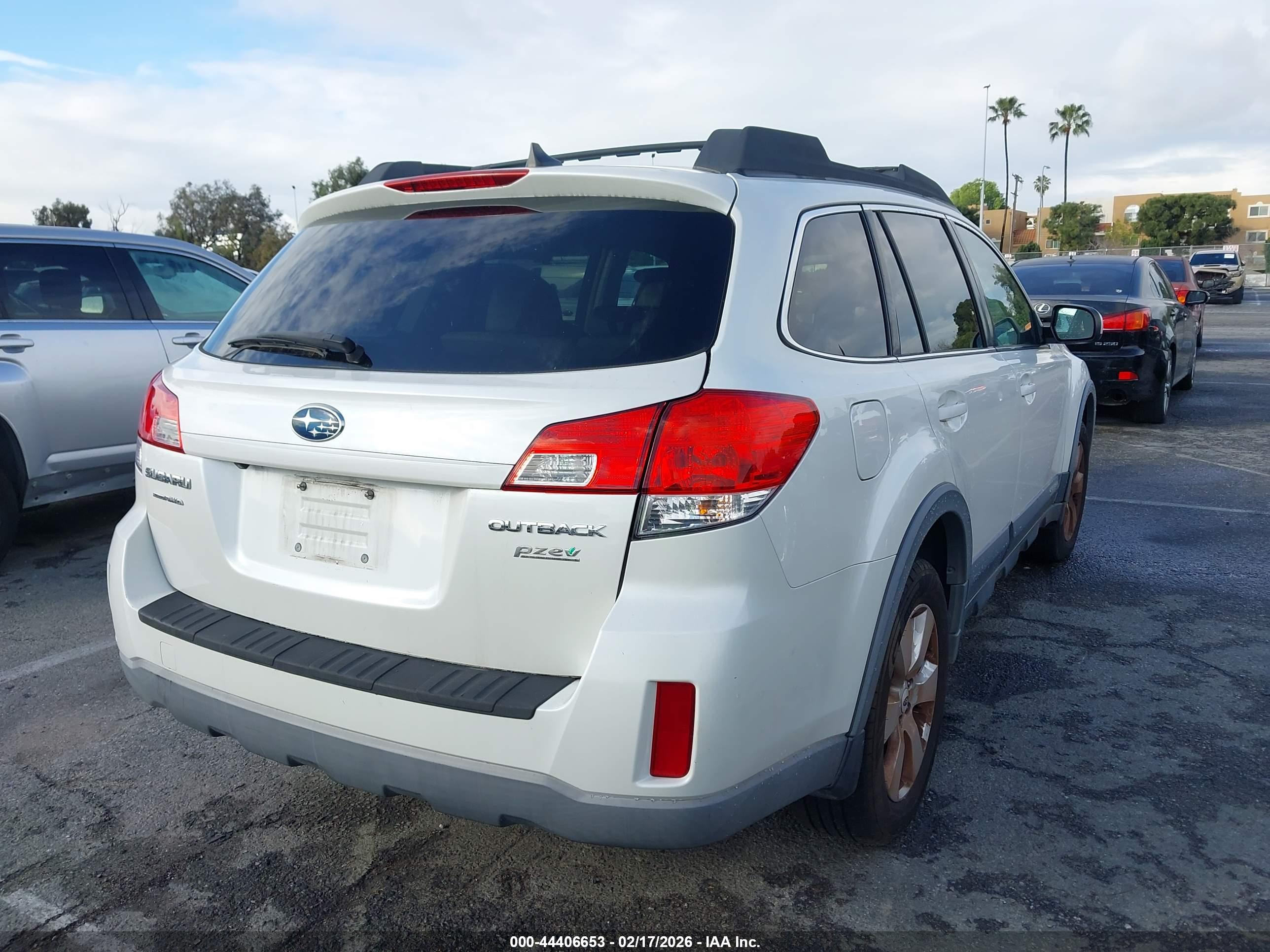 SUBARU OUTBACK image 4