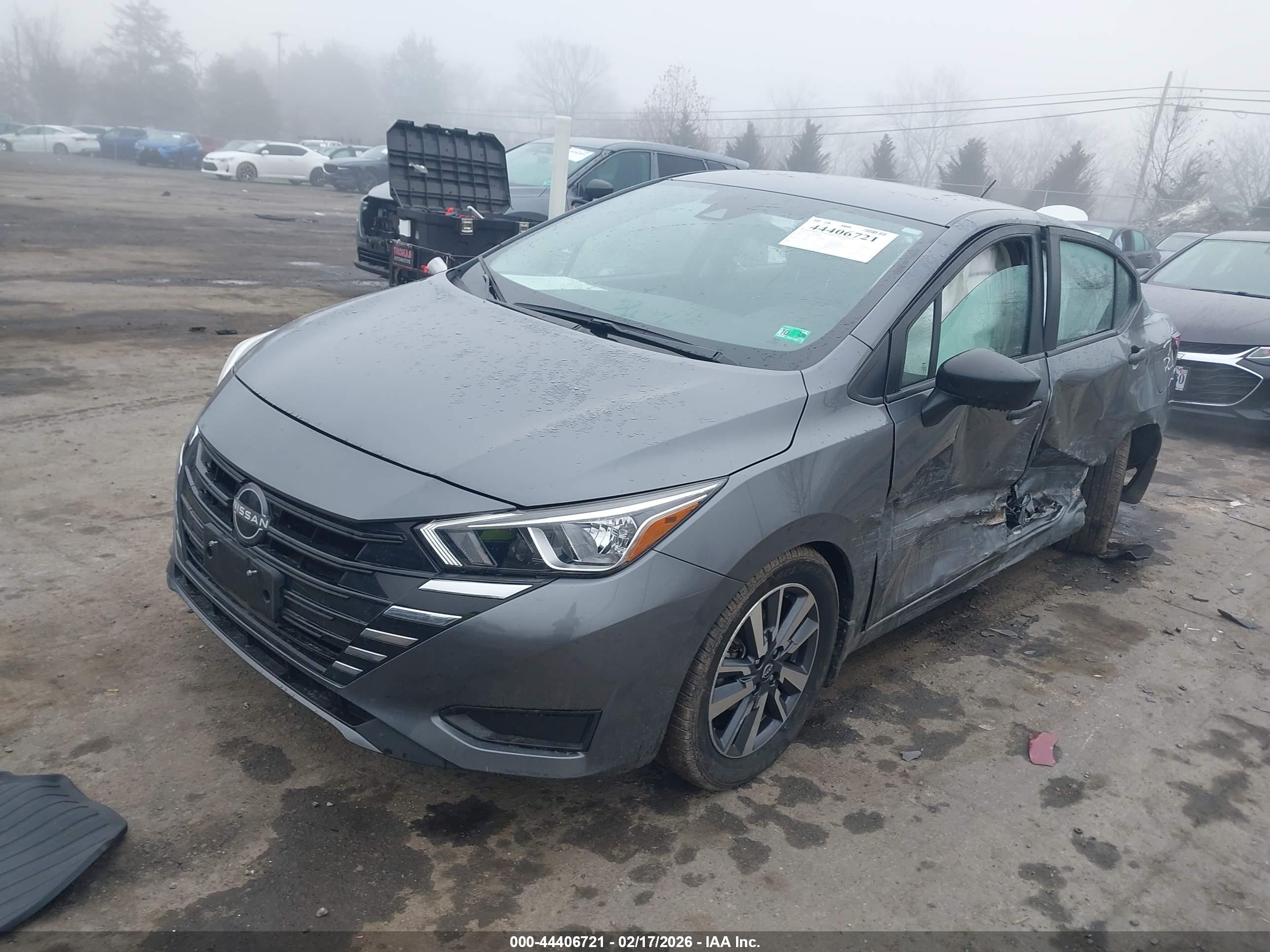 NISSAN VERSA image 2