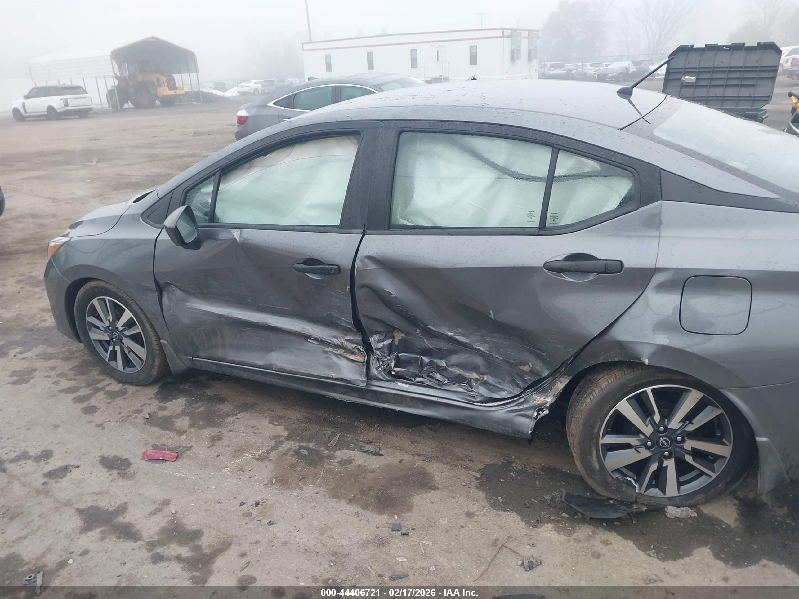 NISSAN VERSA image 6