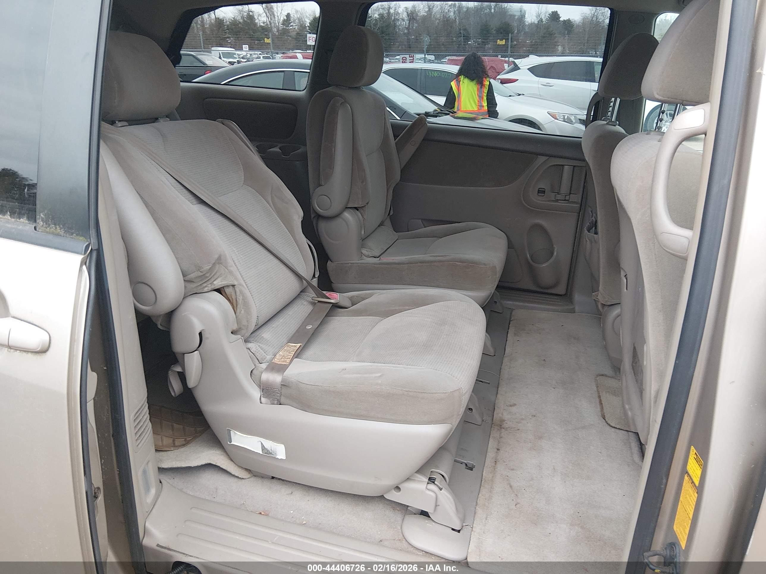 TOYOTA SIENNA image 8