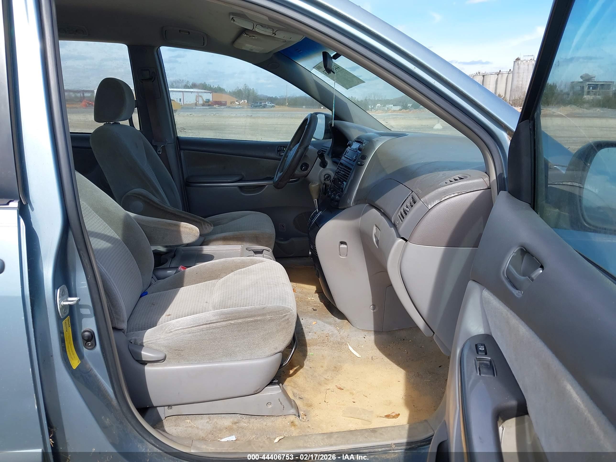 TOYOTA SIENNA image 5