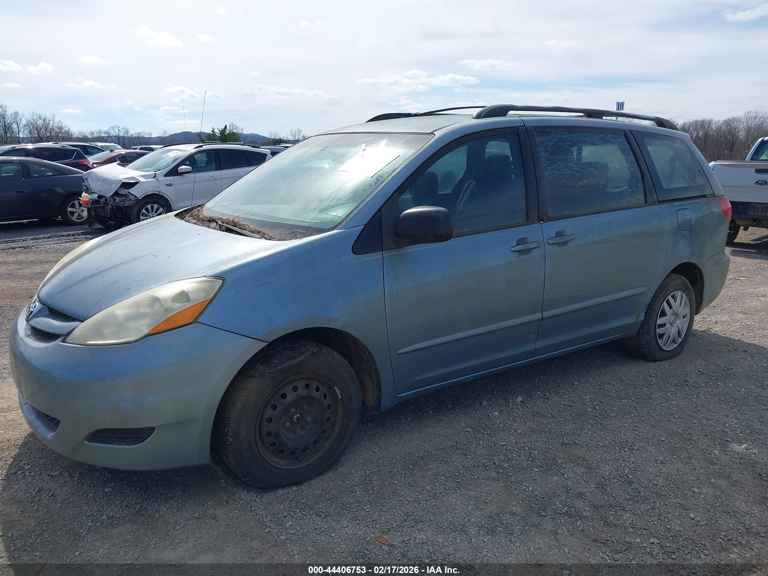 TOYOTA SIENNA image 6