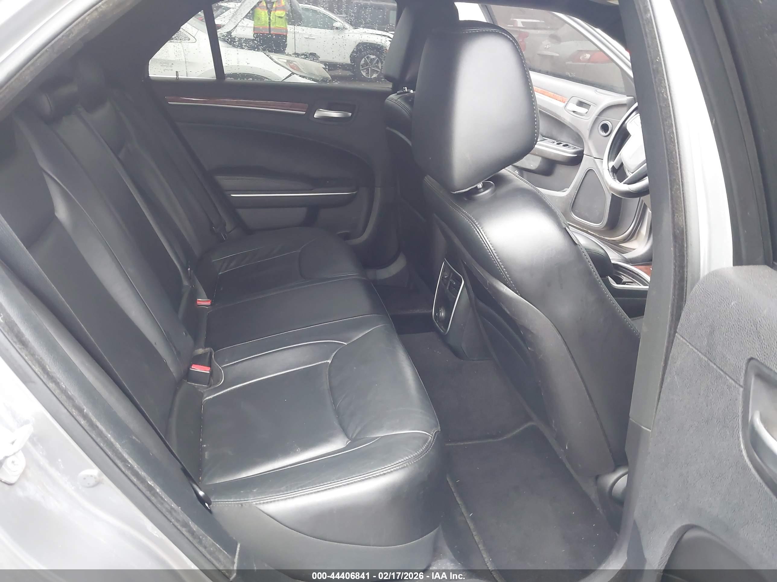 CHRYSLER 300 image 8