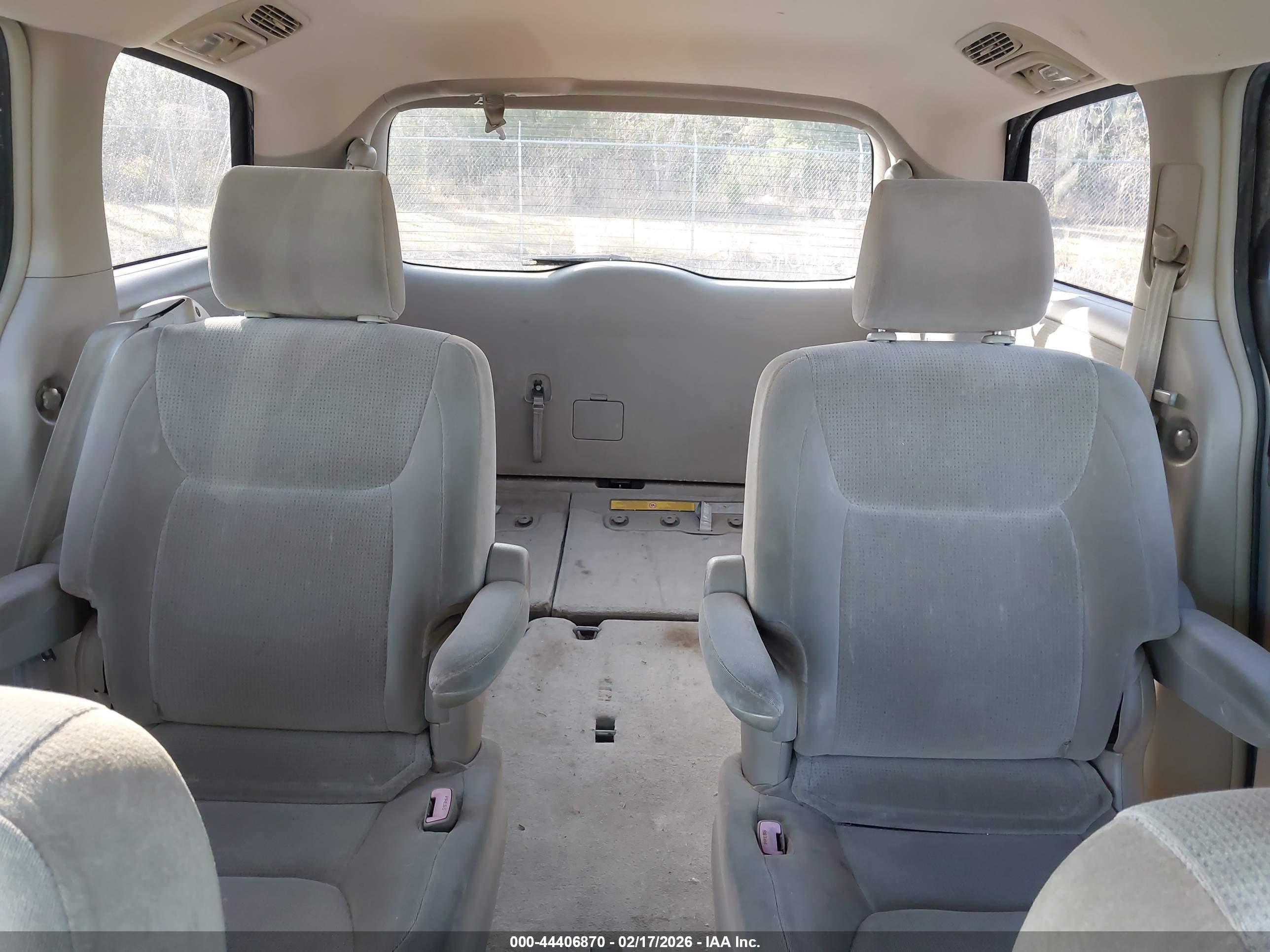 TOYOTA SIENNA image 8