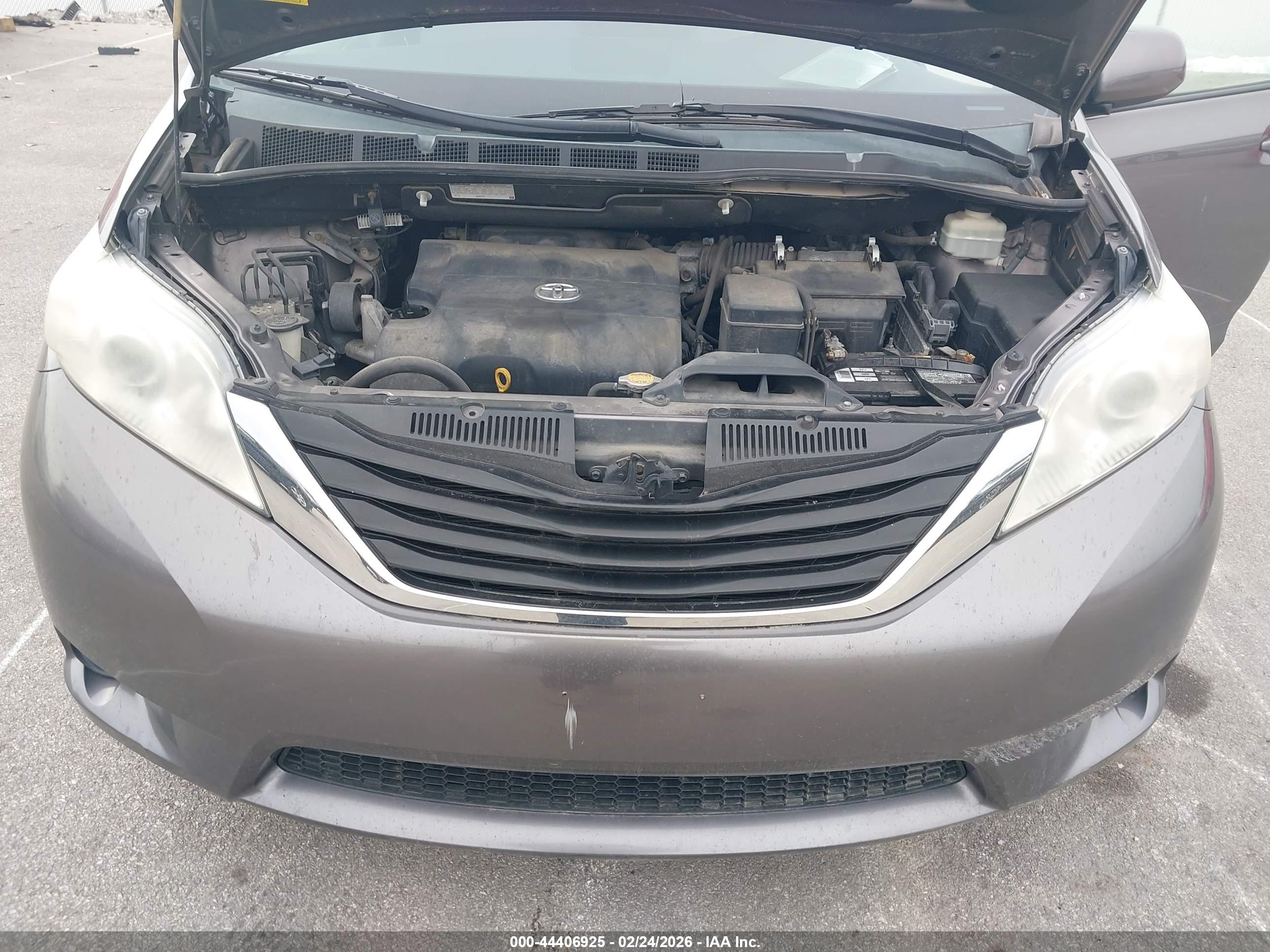 TOYOTA SIENNA image 10