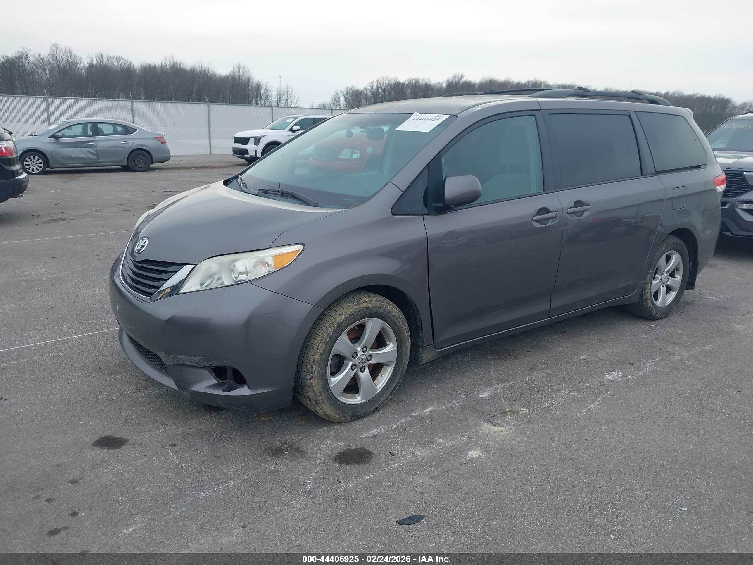 TOYOTA SIENNA image 2