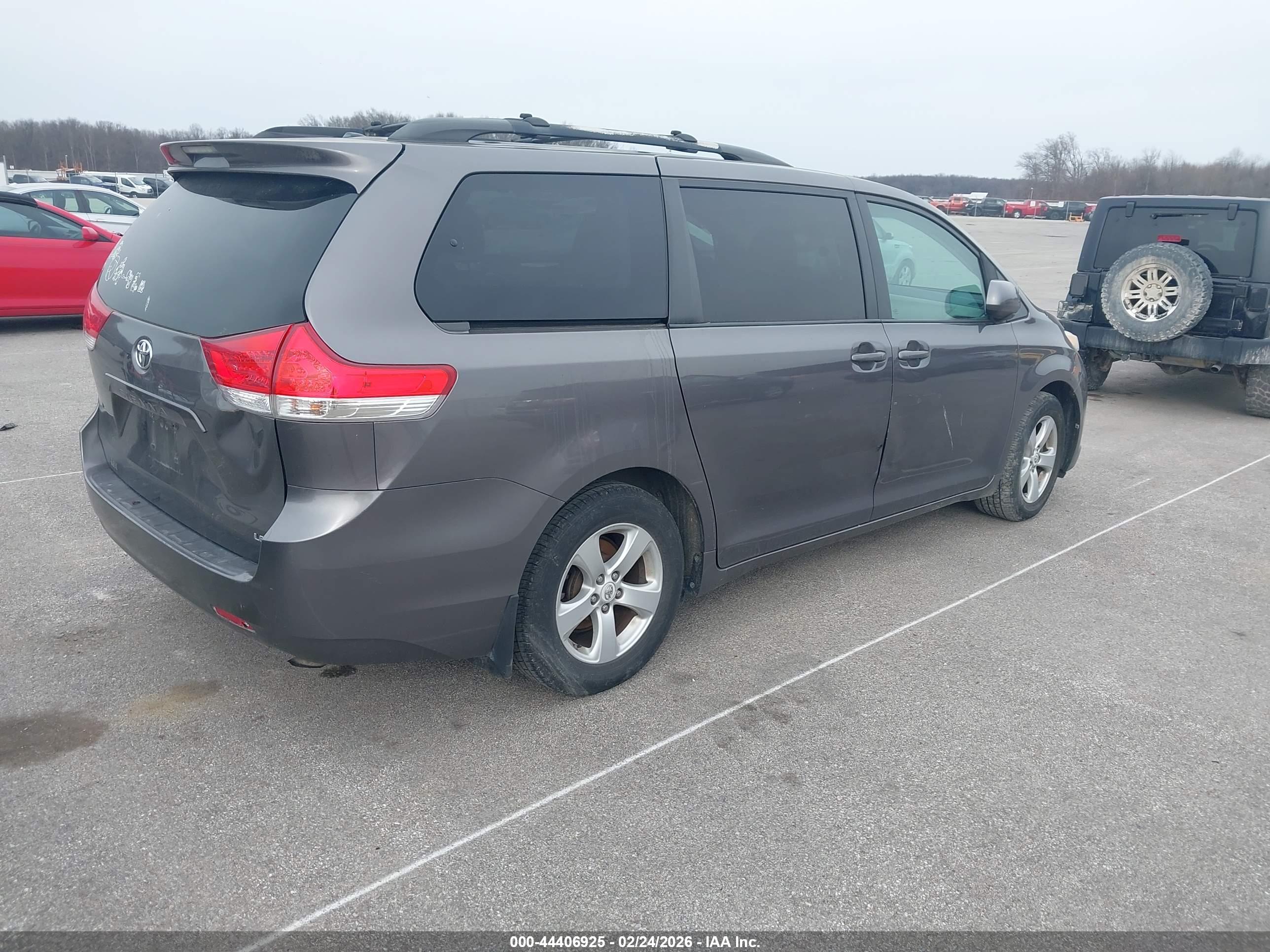 TOYOTA SIENNA image 4