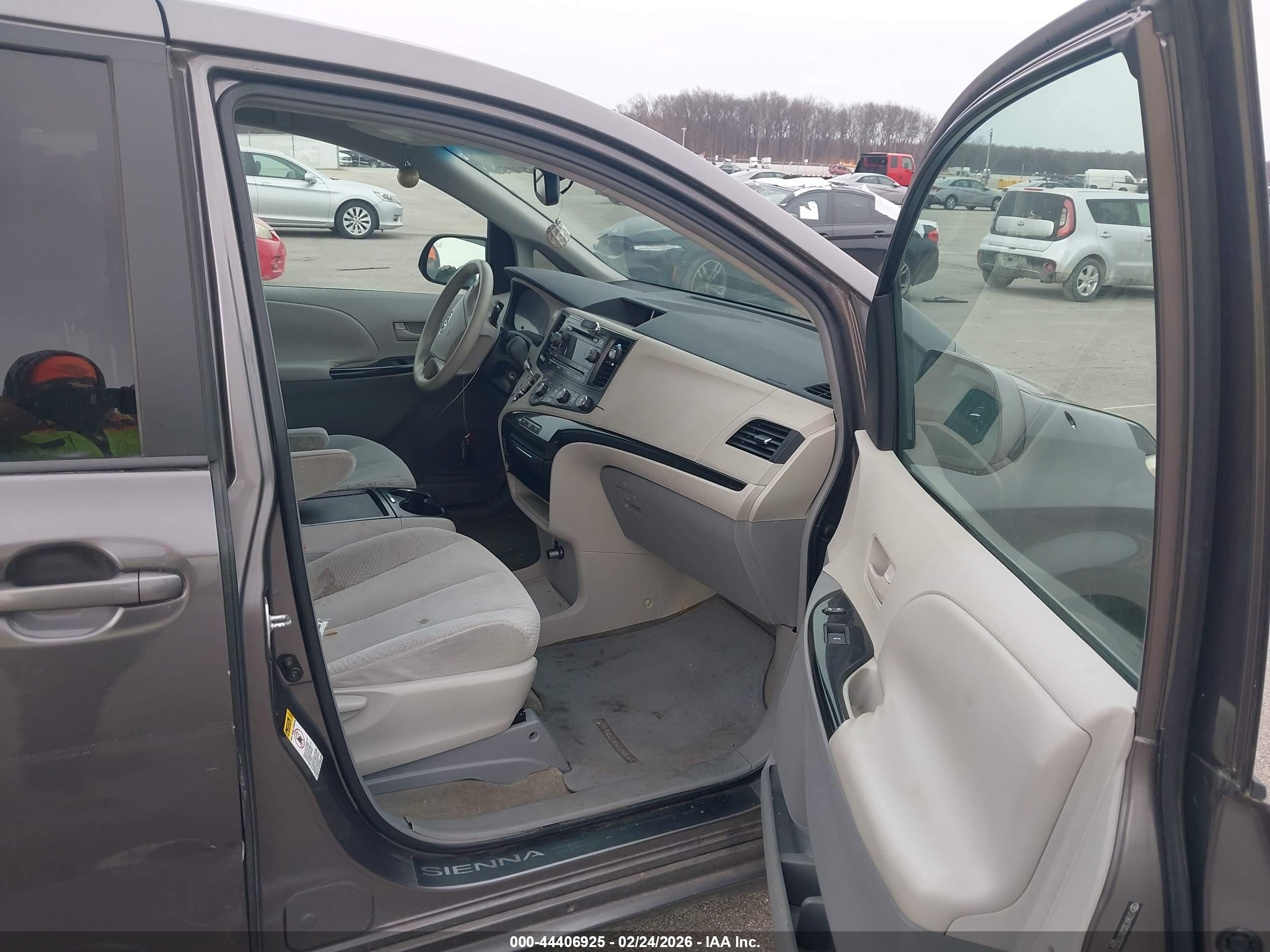TOYOTA SIENNA image 5