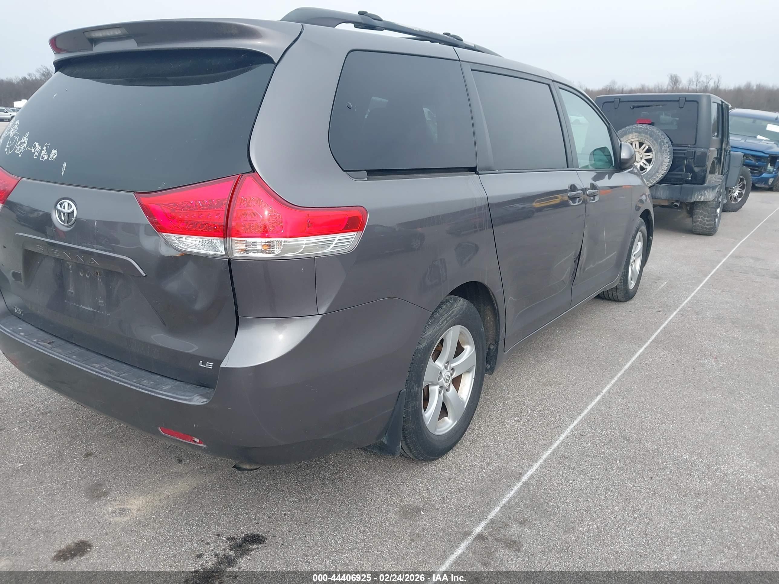 TOYOTA SIENNA image 6
