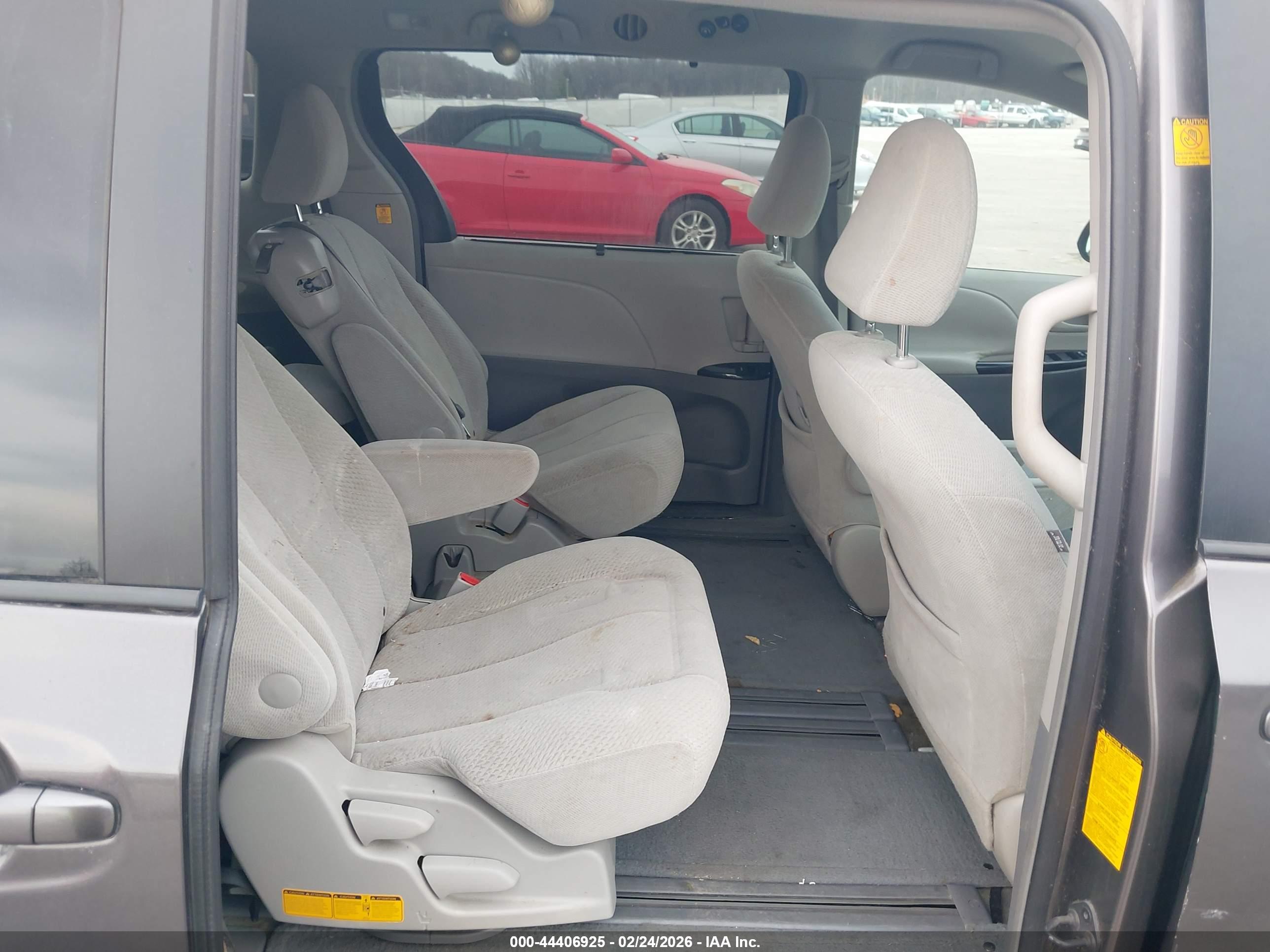 TOYOTA SIENNA image 8