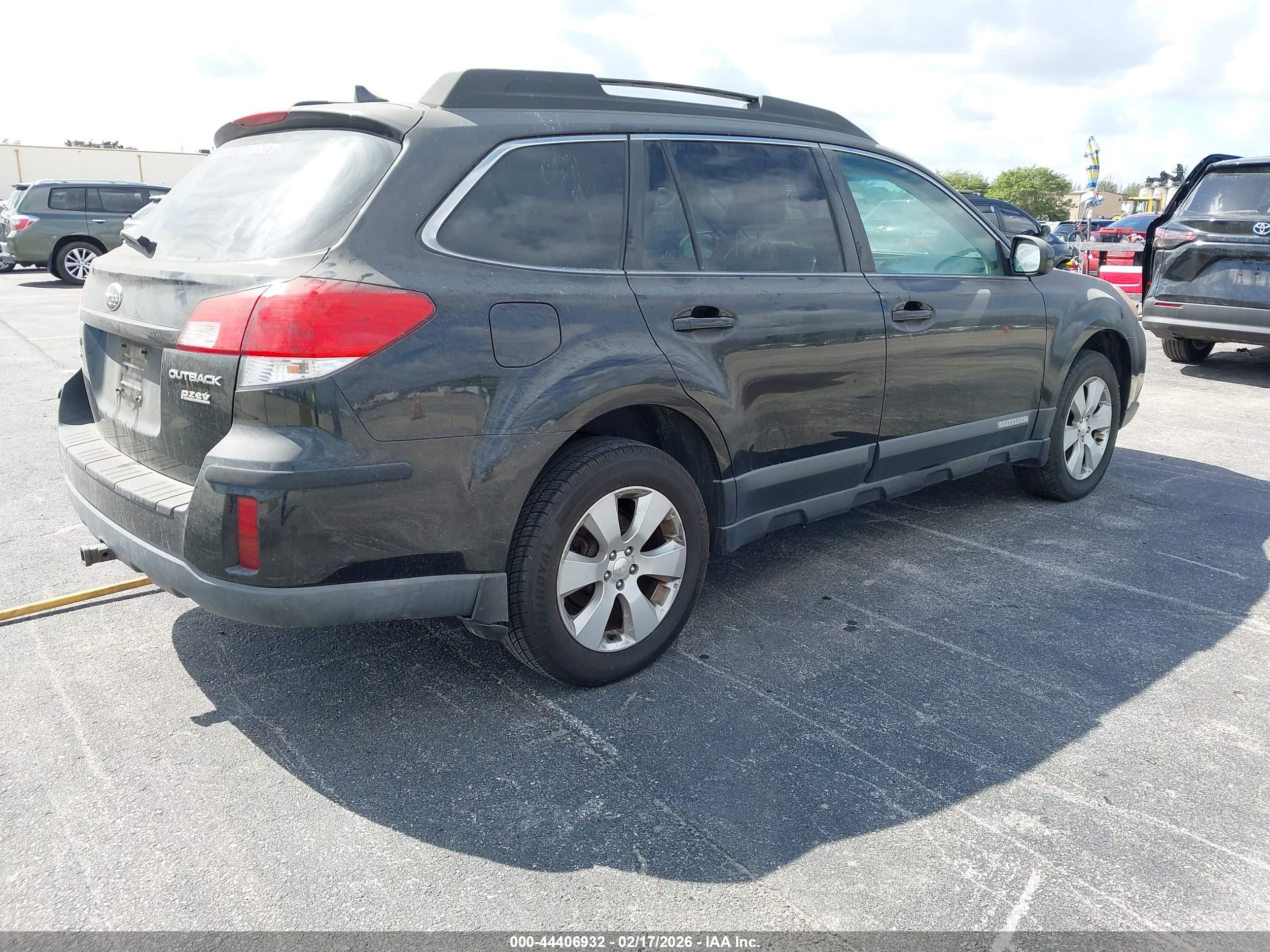 SUBARU OUTBACK image 4