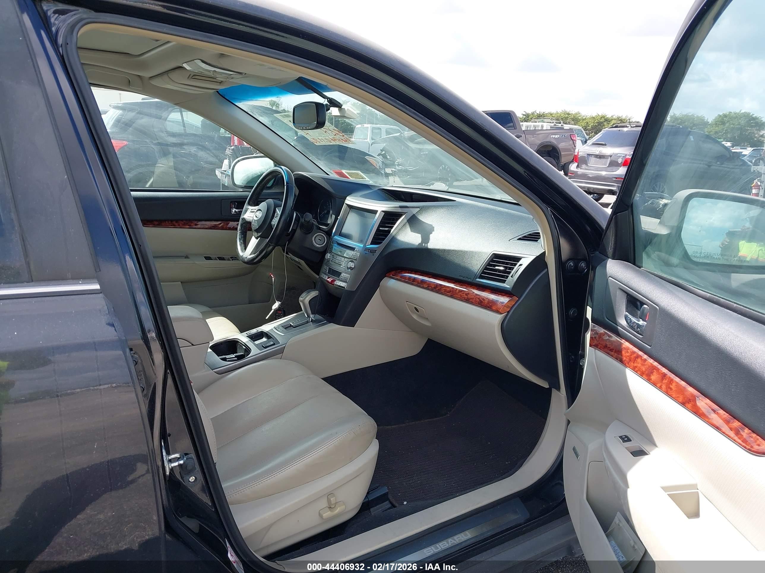 SUBARU OUTBACK image 5