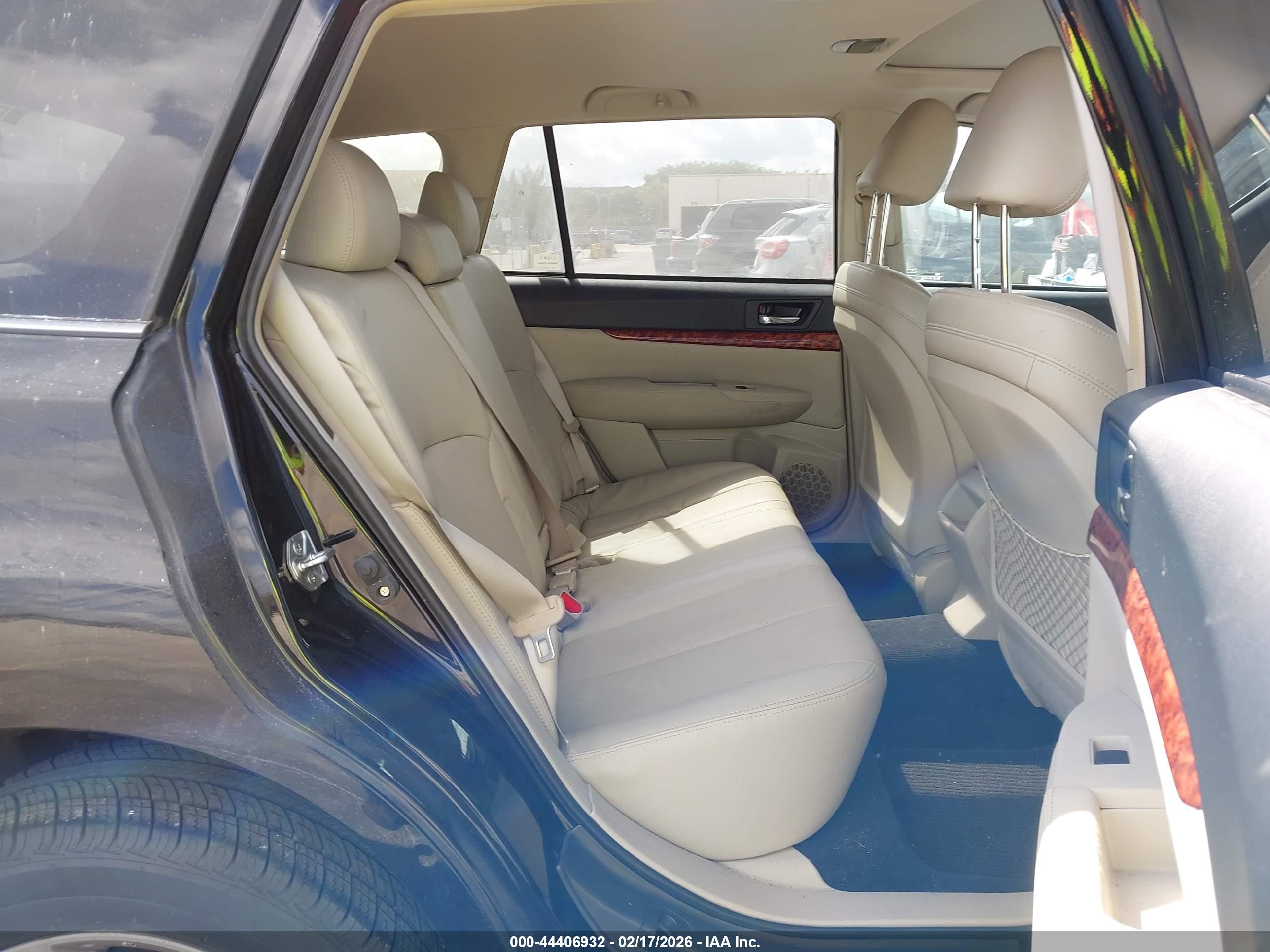 SUBARU OUTBACK image 8