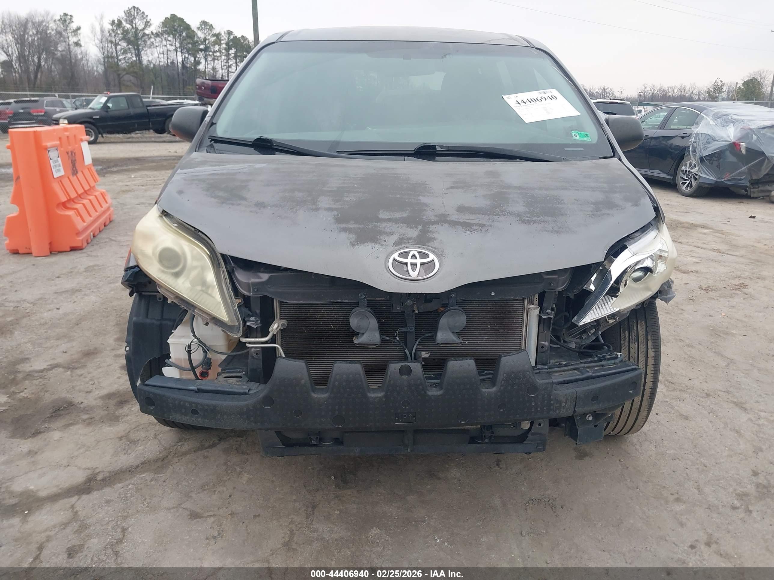 TOYOTA SIENNA image 6
