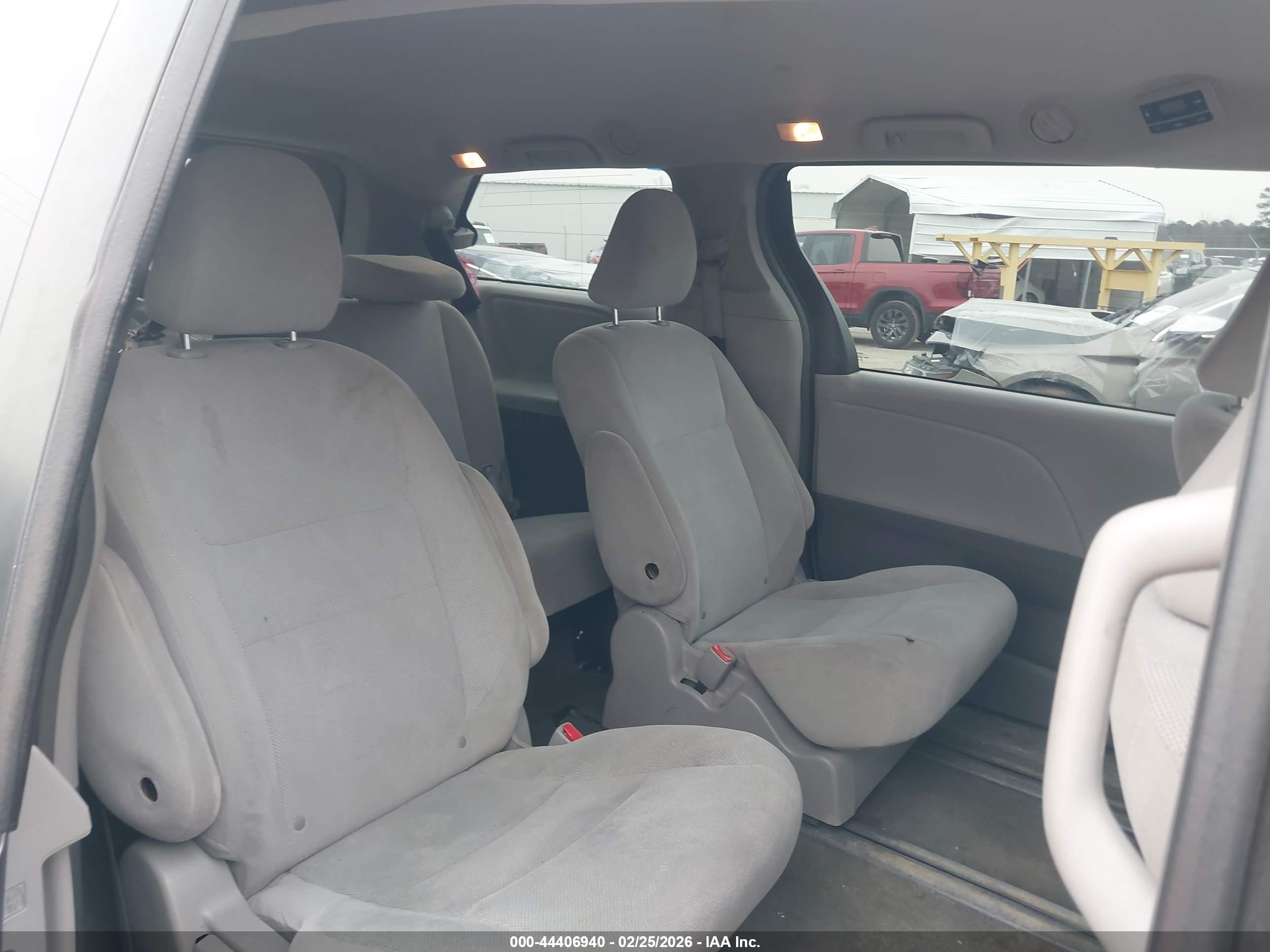 TOYOTA SIENNA image 8