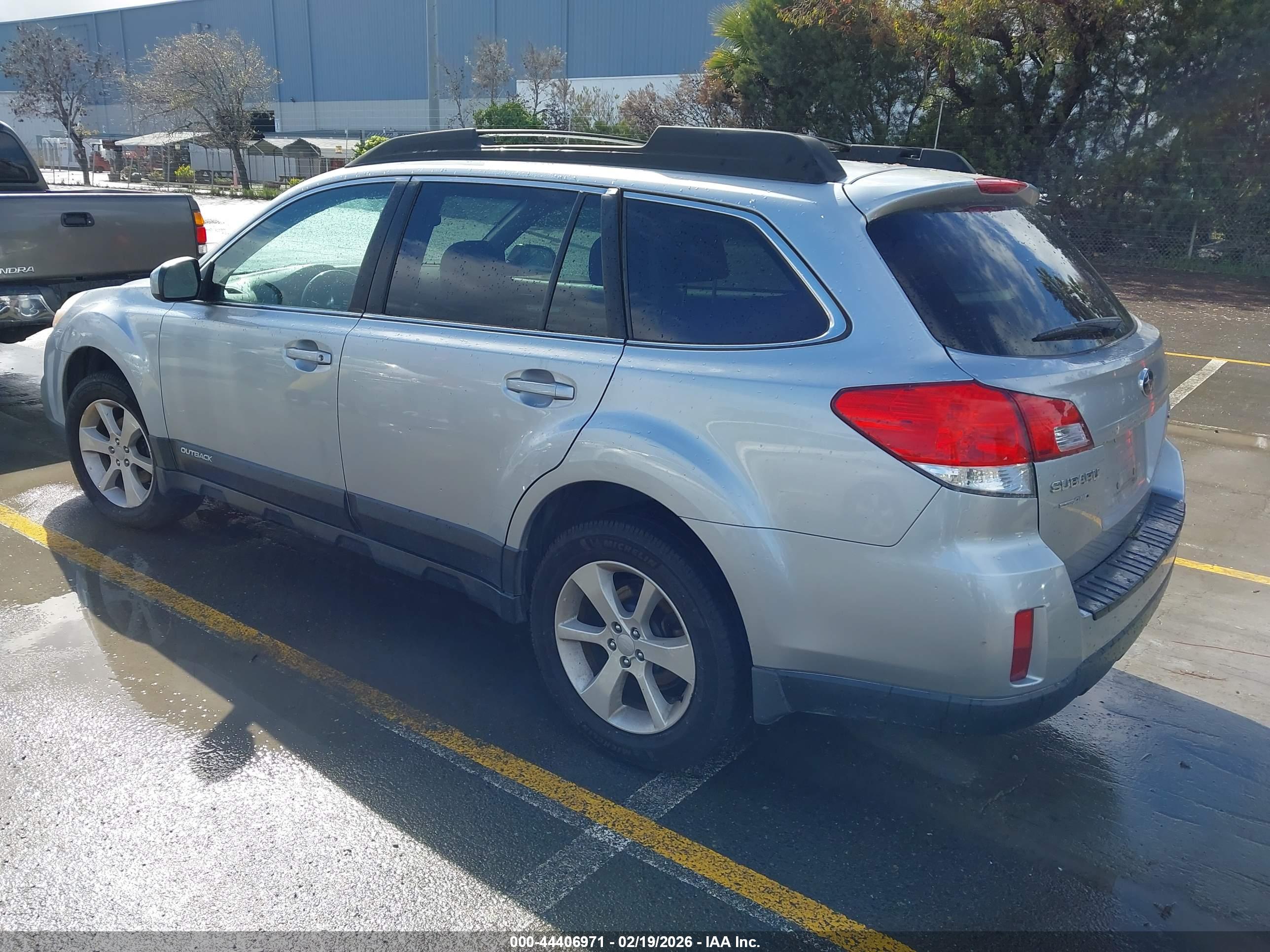 SUBARU OUTBACK image 3
