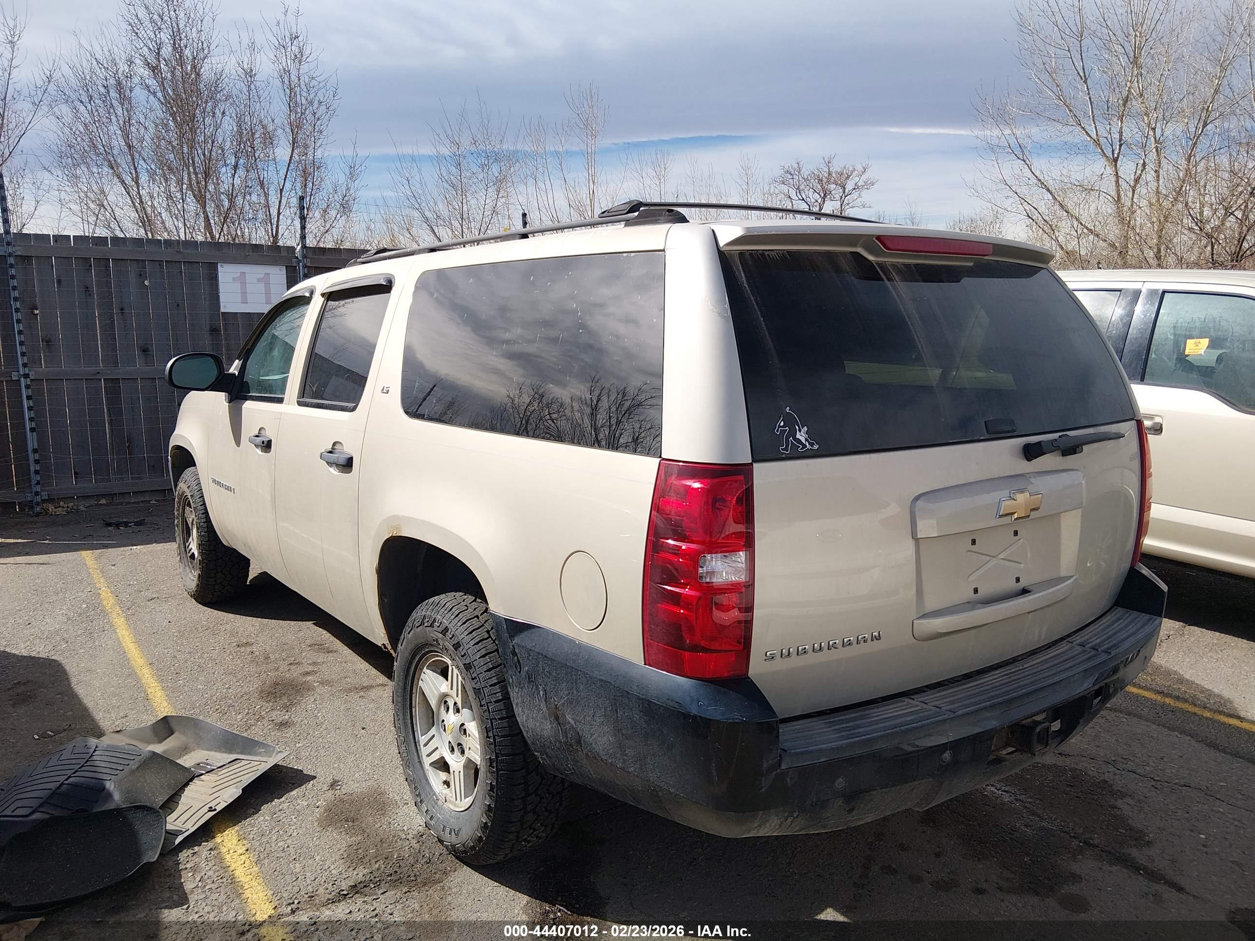 CHEVROLET SUBURBAN image 3
