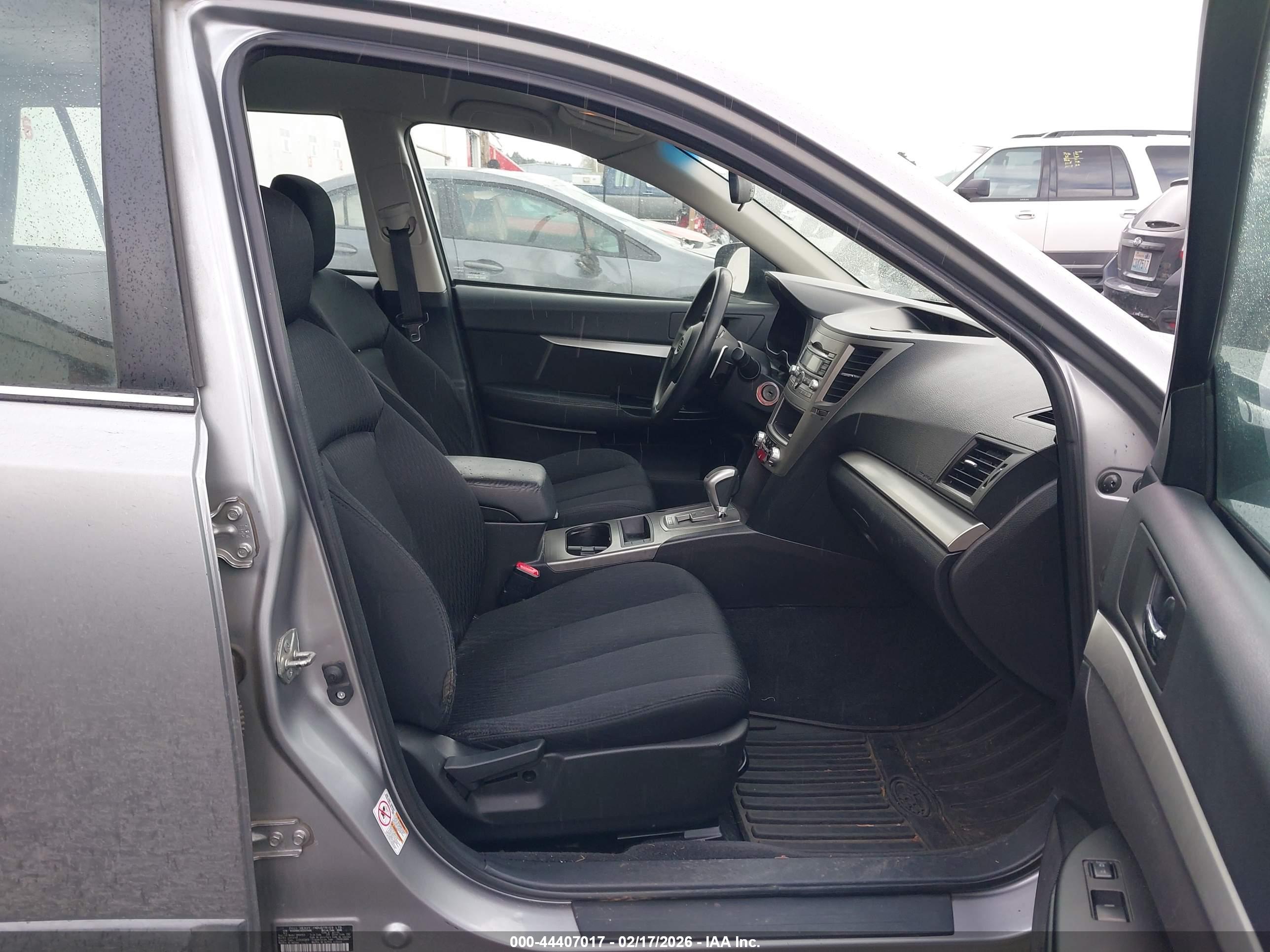 SUBARU OUTBACK image 5