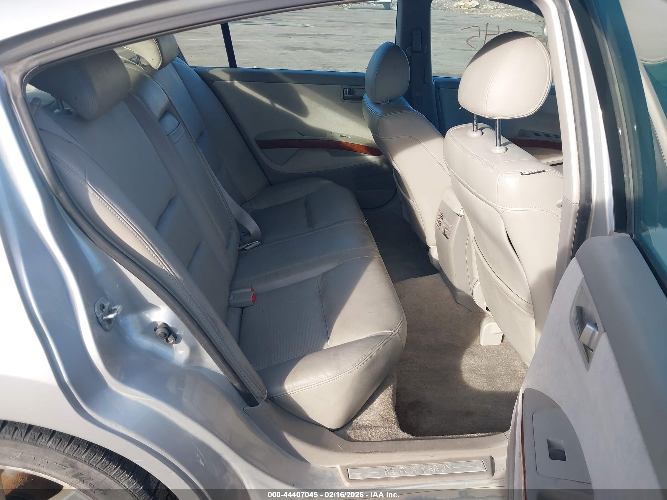 NISSAN MAXIMA image 8