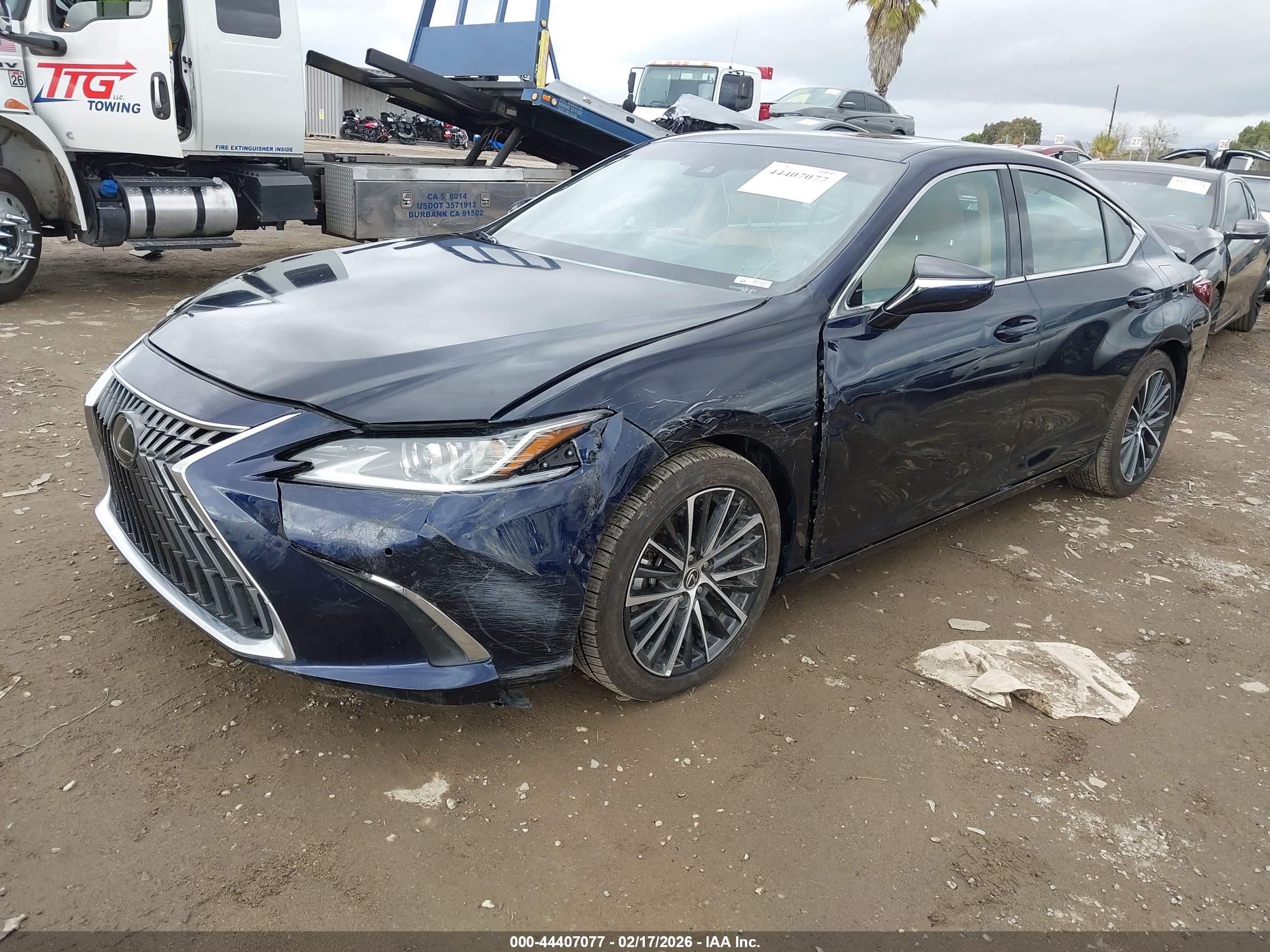 LEXUS ES image 2
