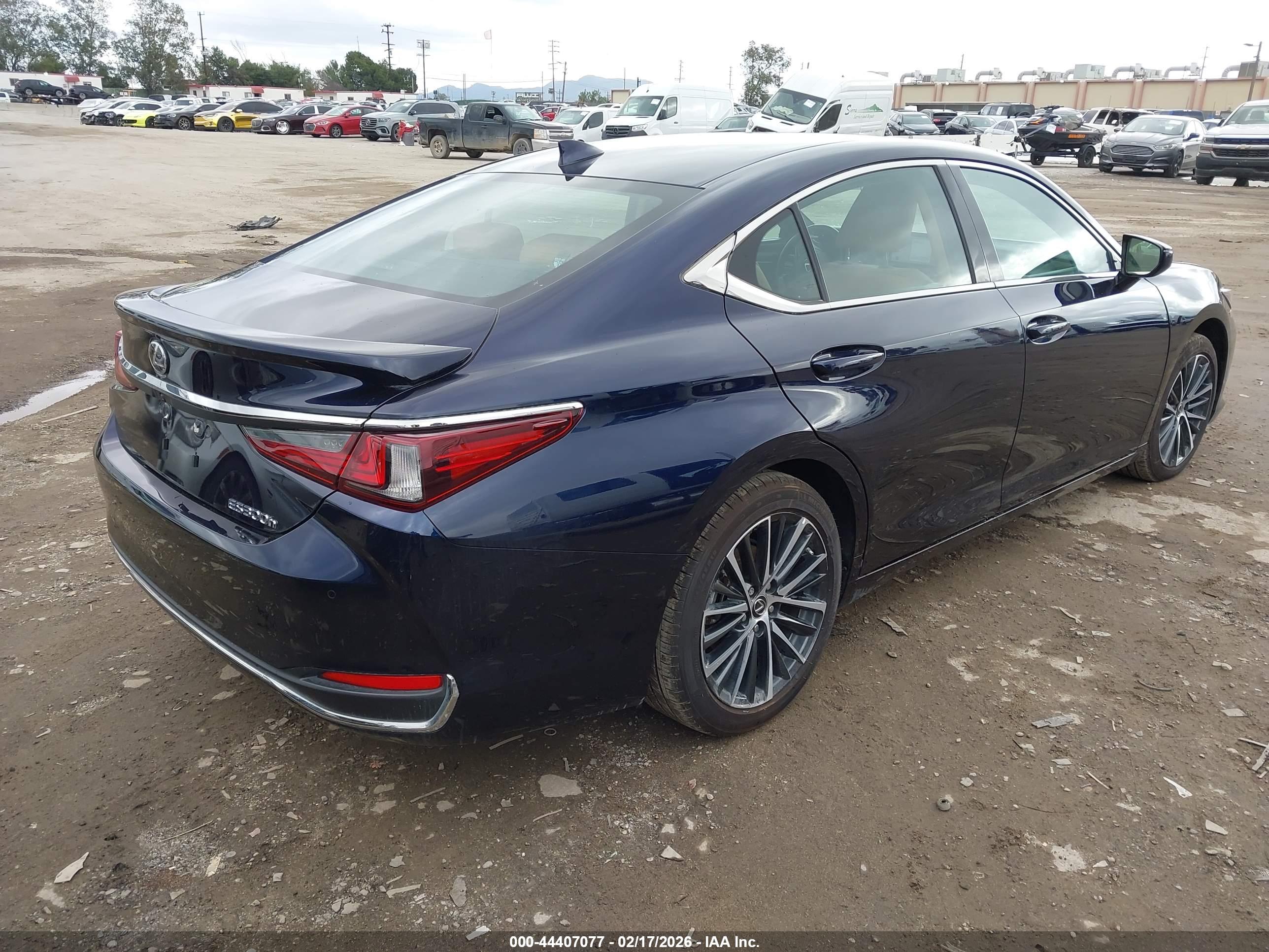 LEXUS ES image 4