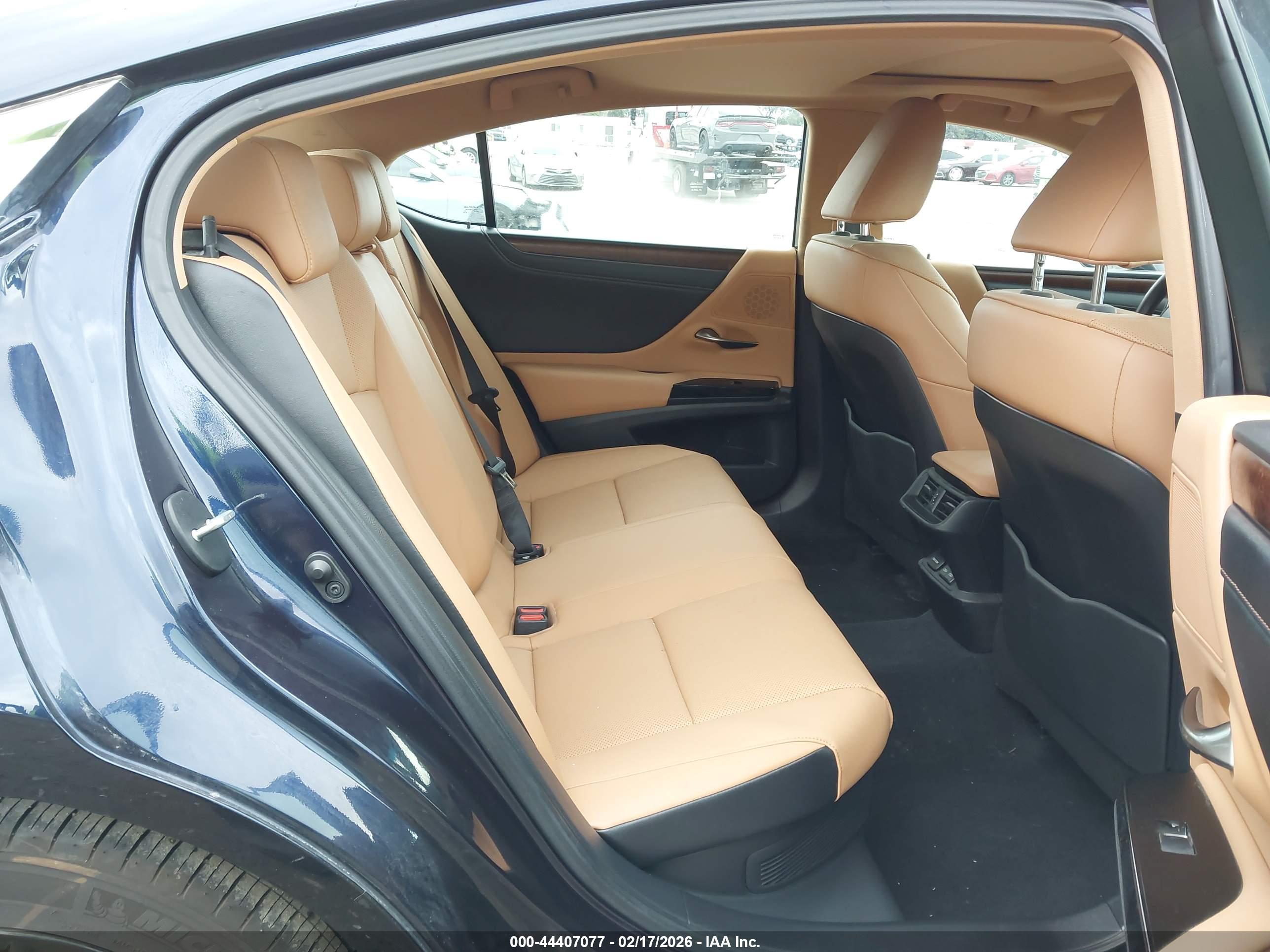 LEXUS ES image 8