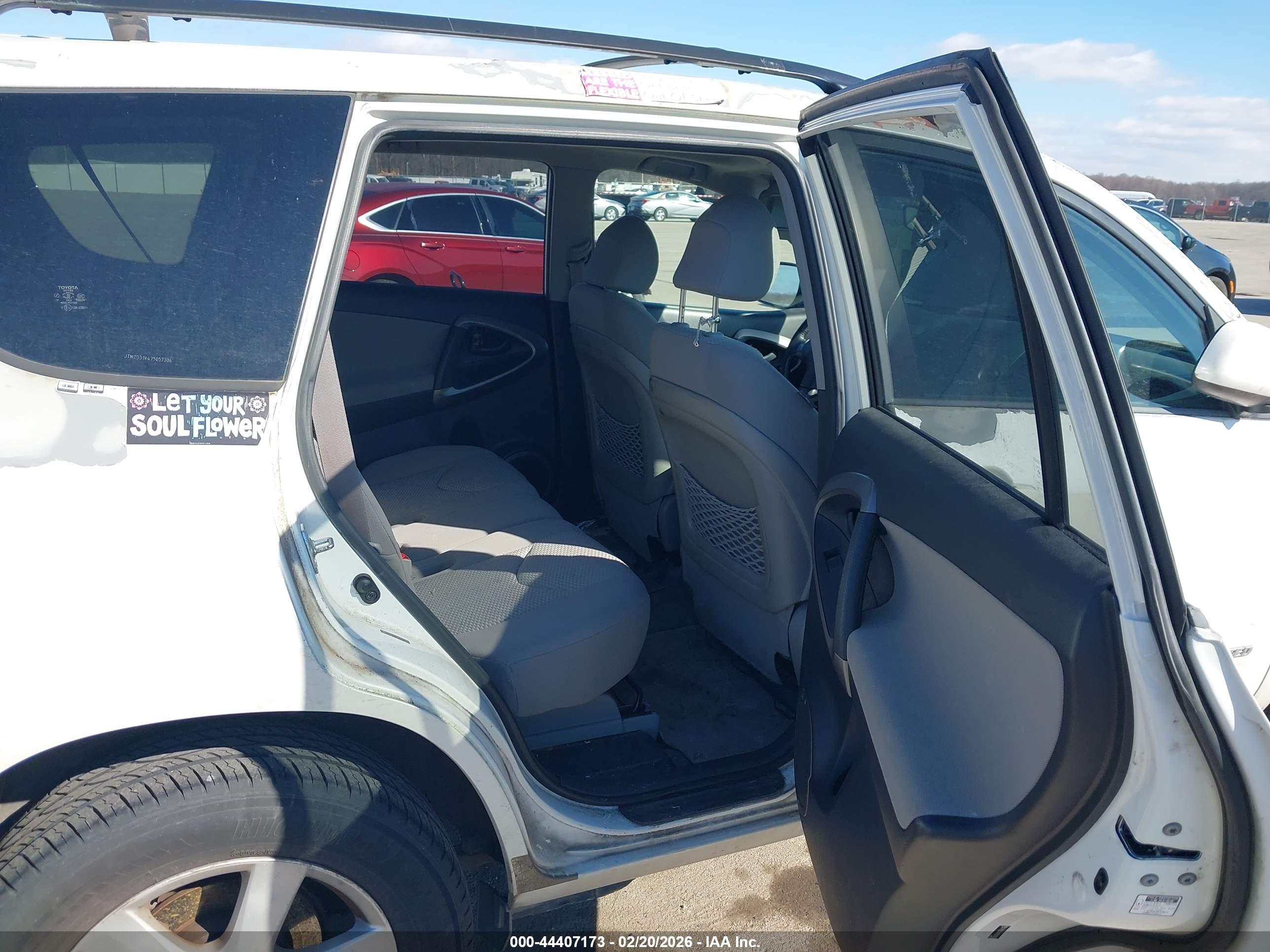TOYOTA RAV4 image 8