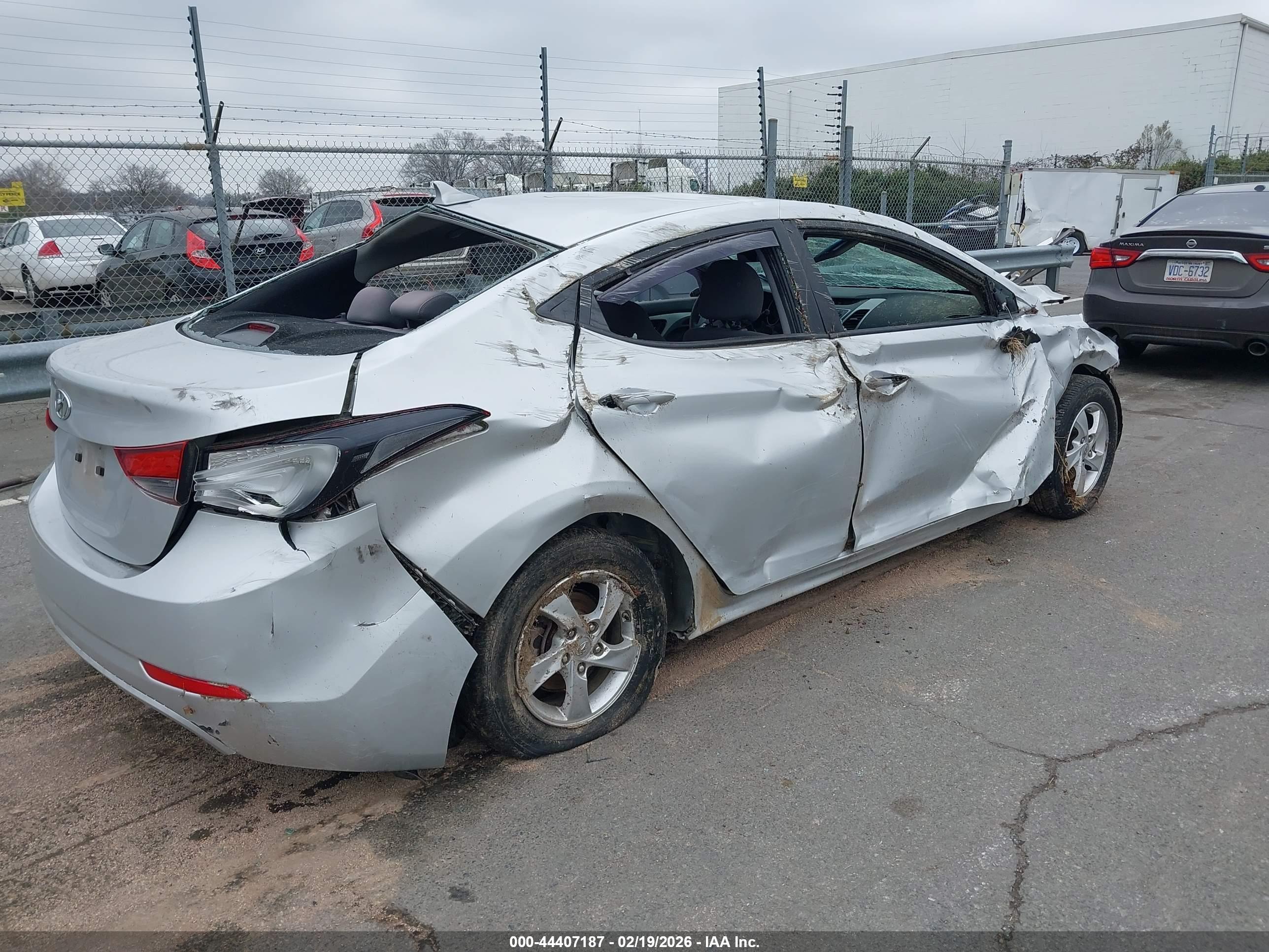 HYUNDAI ELANTRA image 4