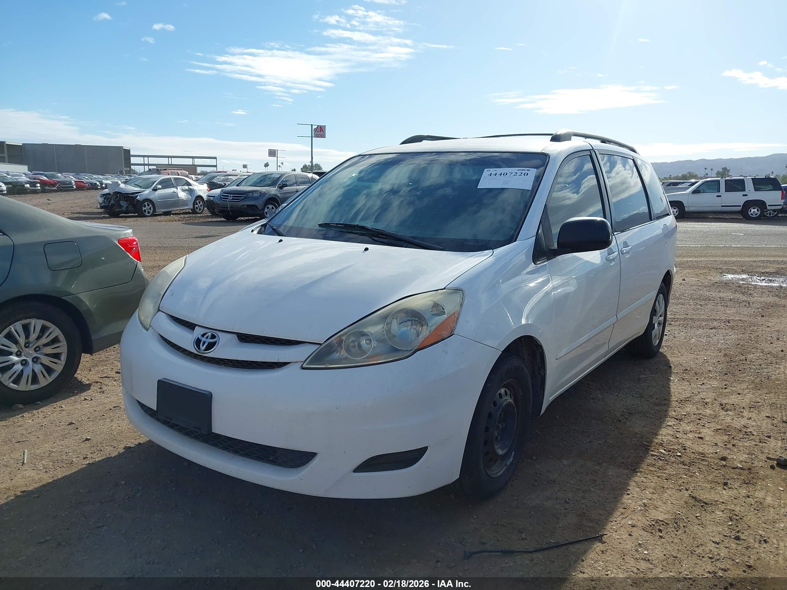 TOYOTA SIENNA image 2