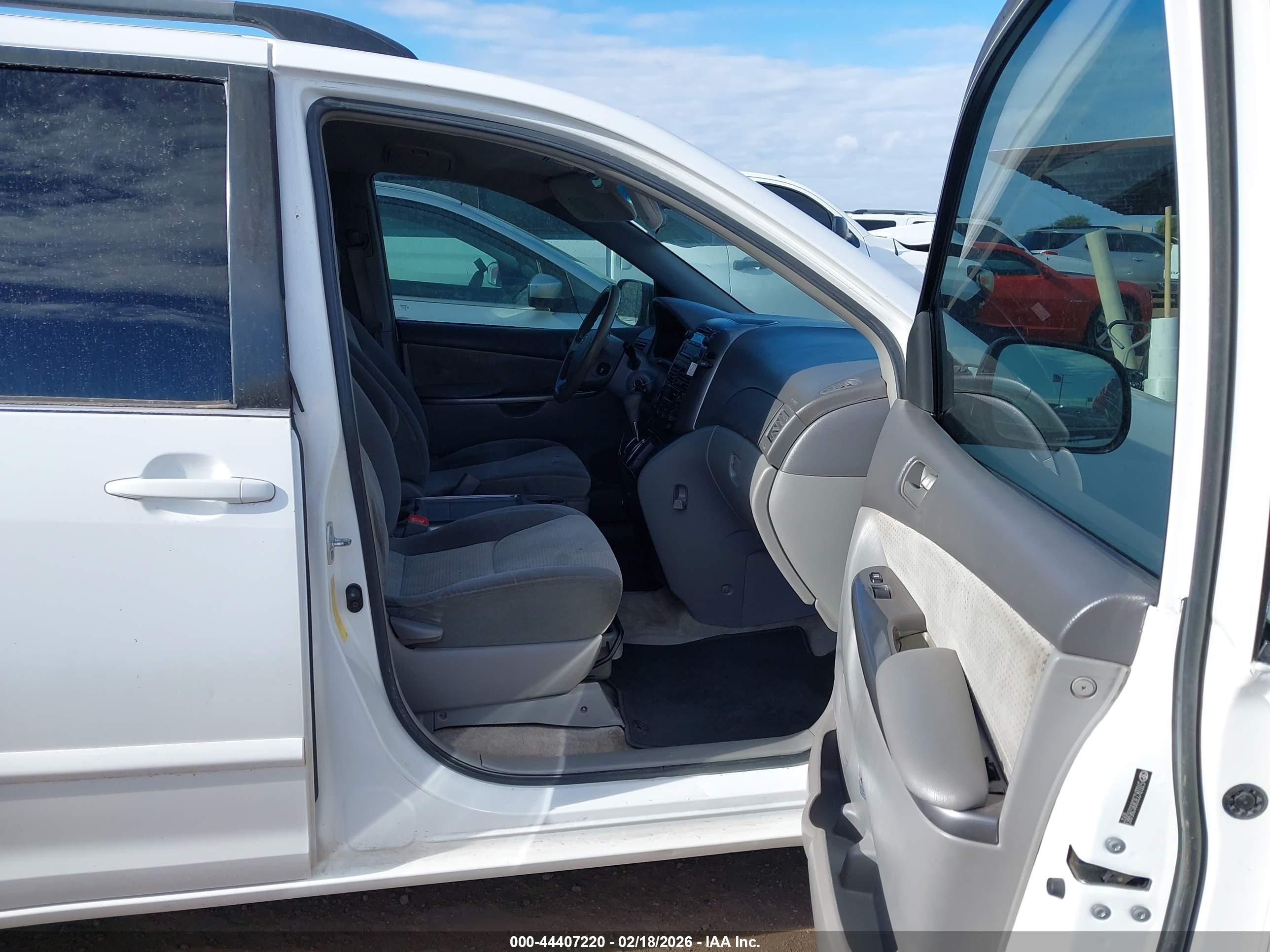 TOYOTA SIENNA image 5