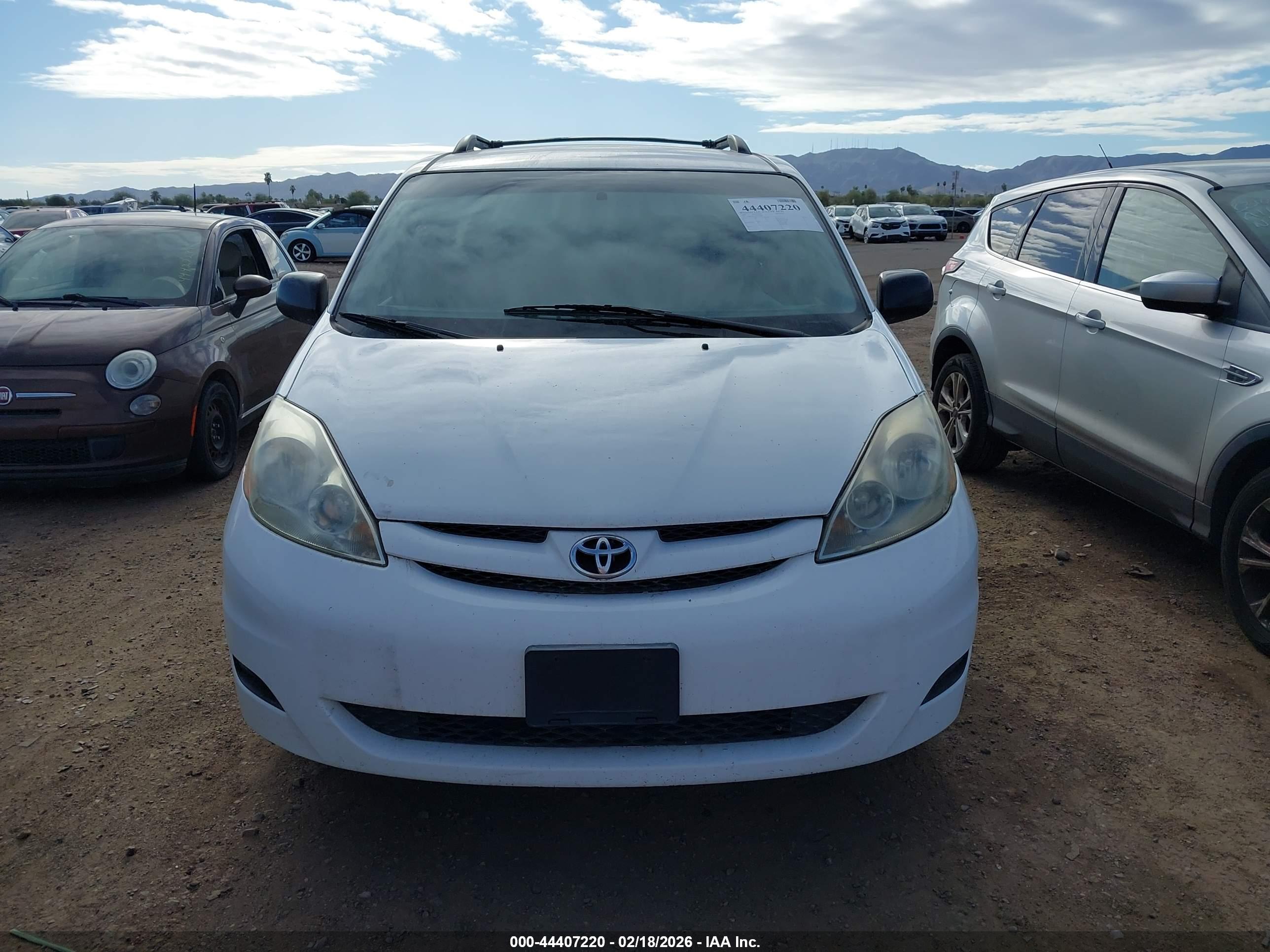 TOYOTA SIENNA image 6