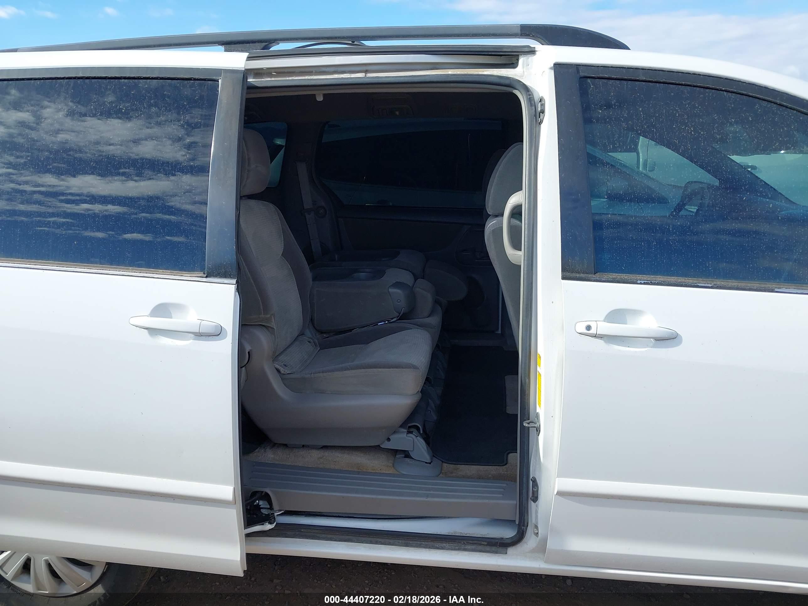TOYOTA SIENNA image 8