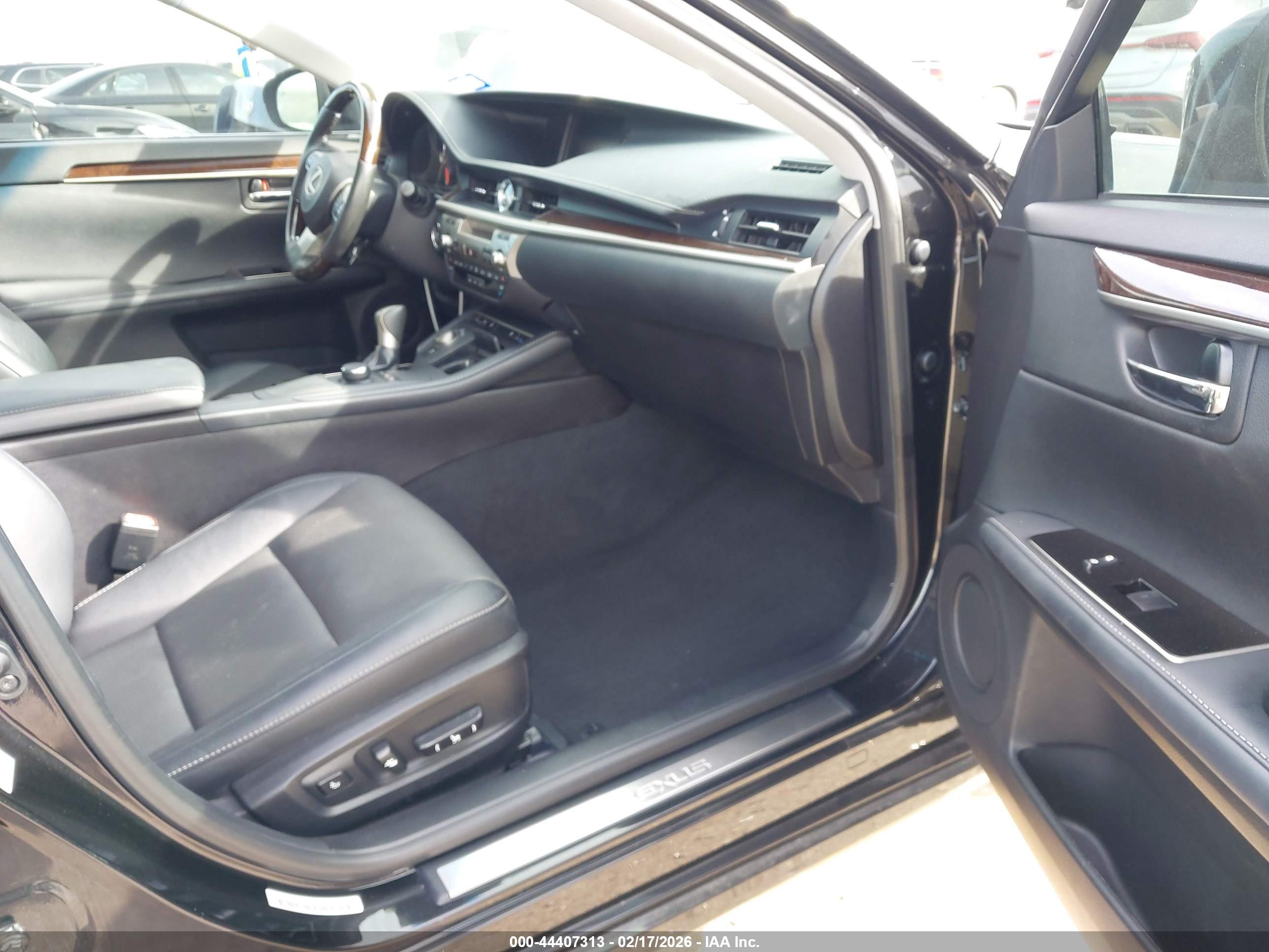 LEXUS ES image 5