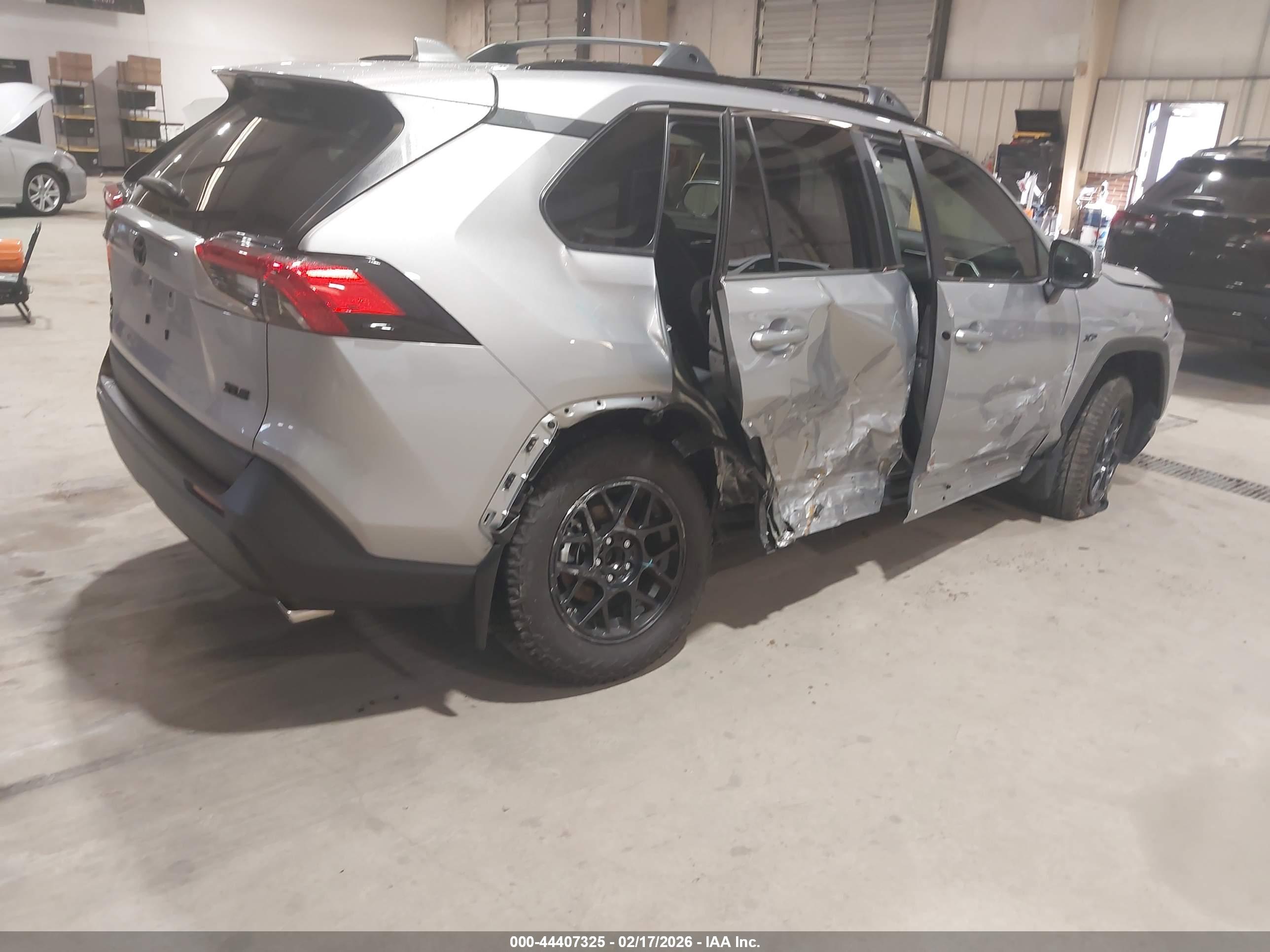 TOYOTA RAV4 image 4