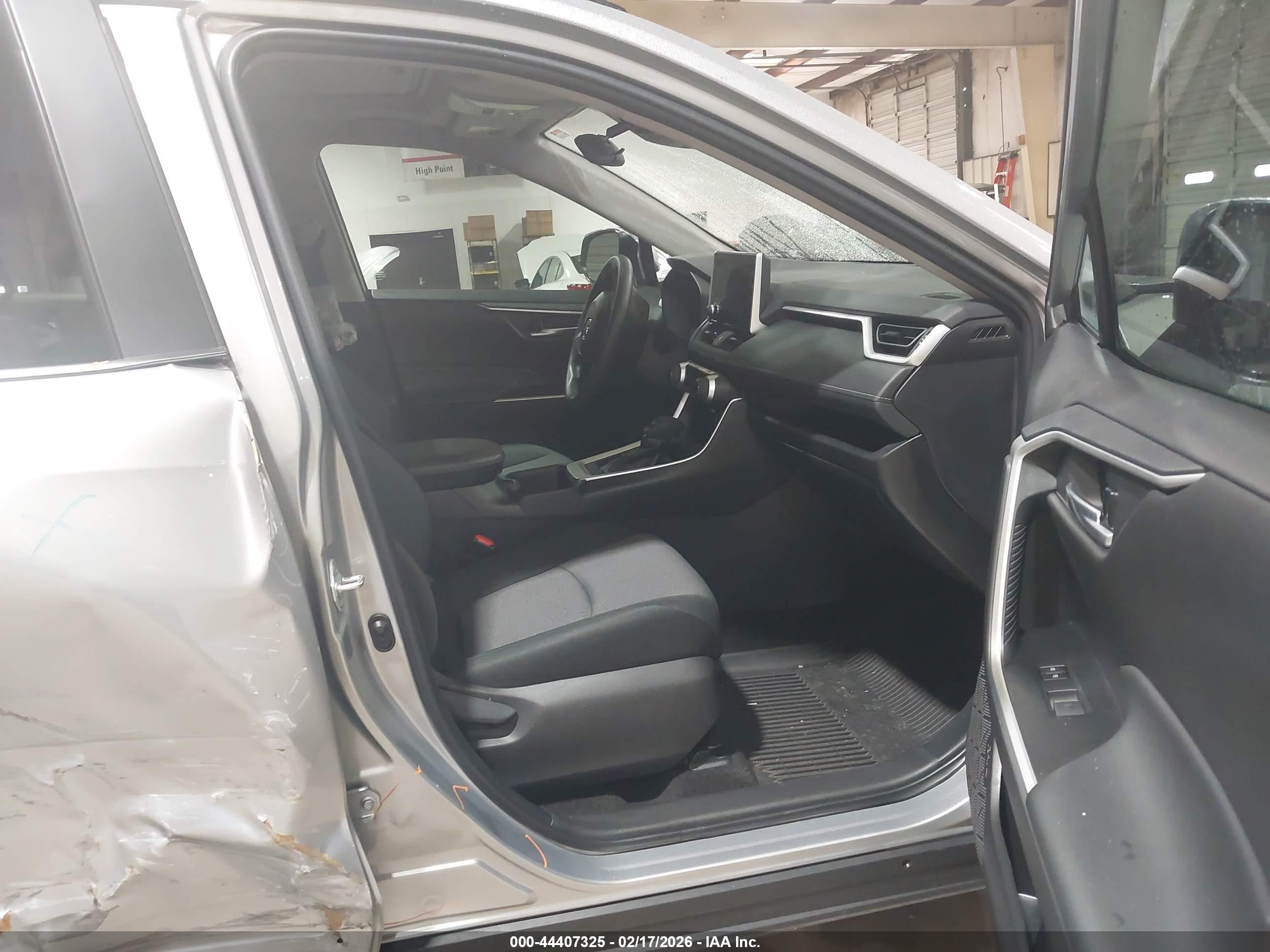 TOYOTA RAV4 image 5