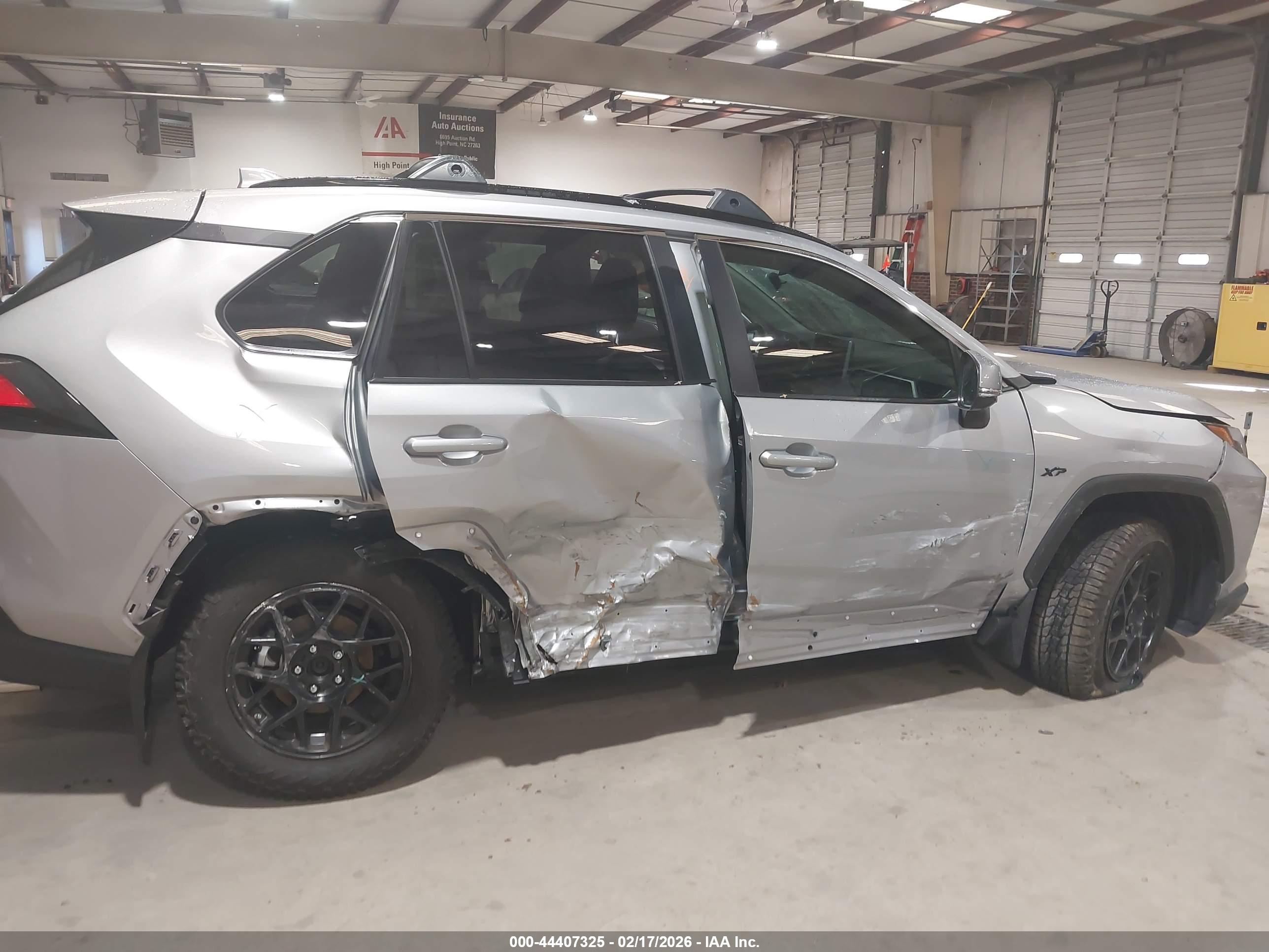TOYOTA RAV4 image 6
