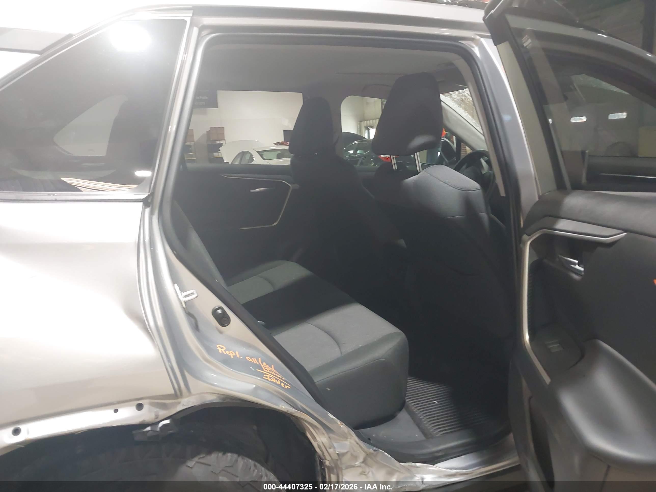 TOYOTA RAV4 image 8
