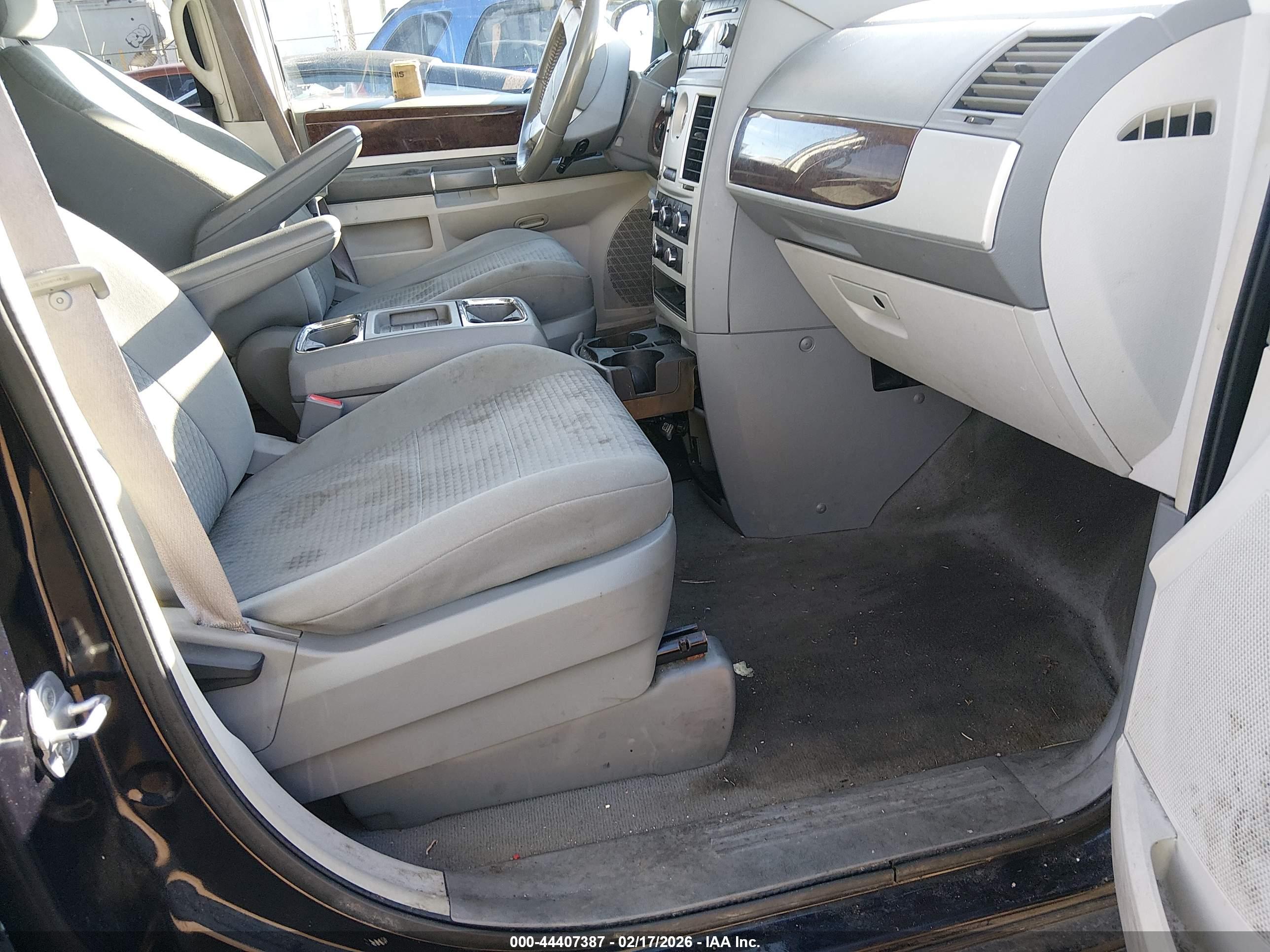 CHRYSLER TOWN image 5