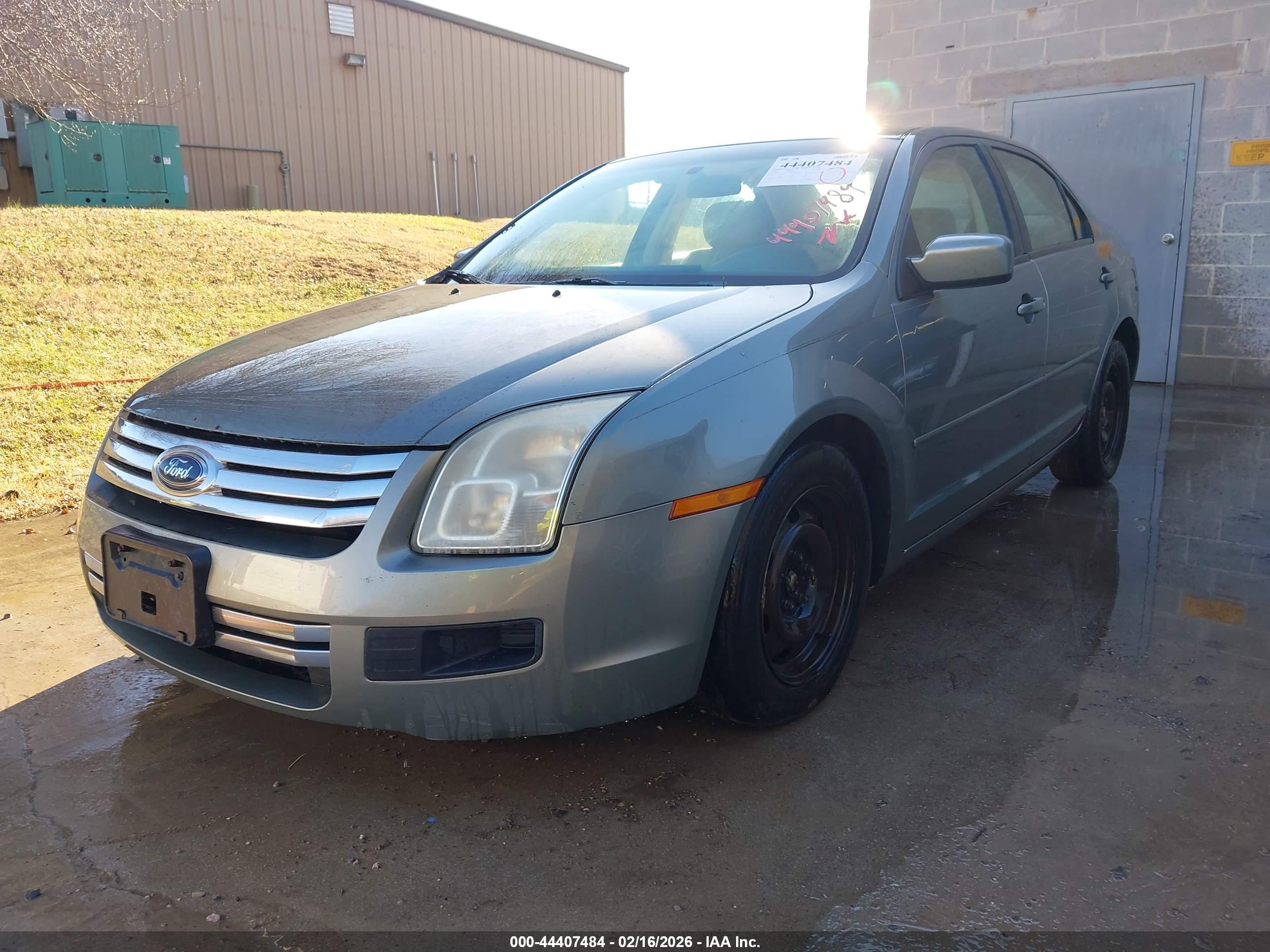 FORD FUSION image 2
