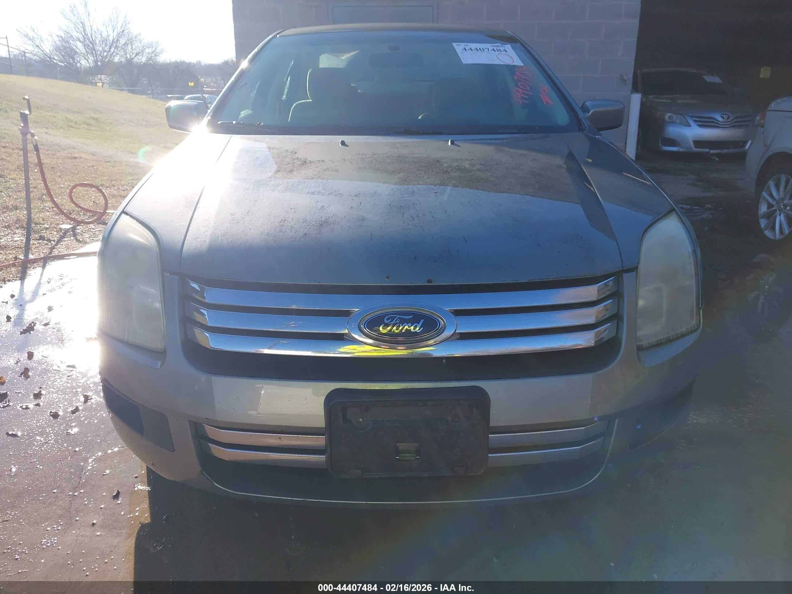 FORD FUSION image 6