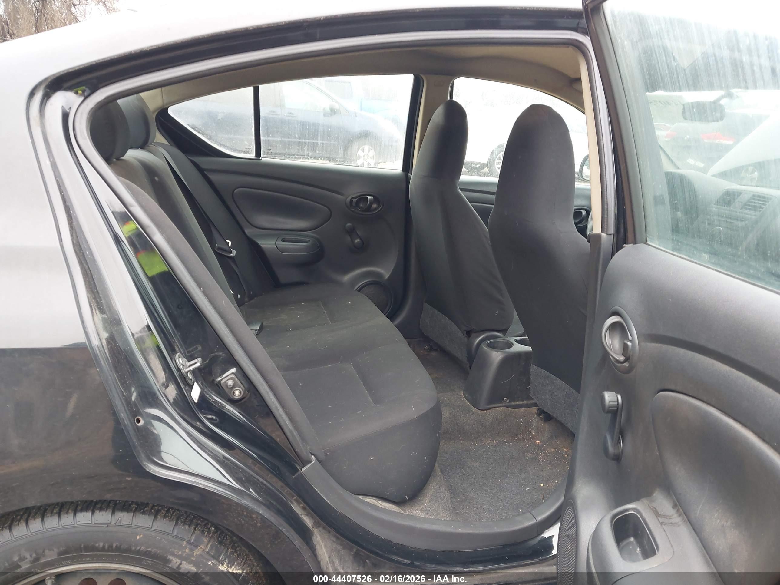 NISSAN VERSA image 8