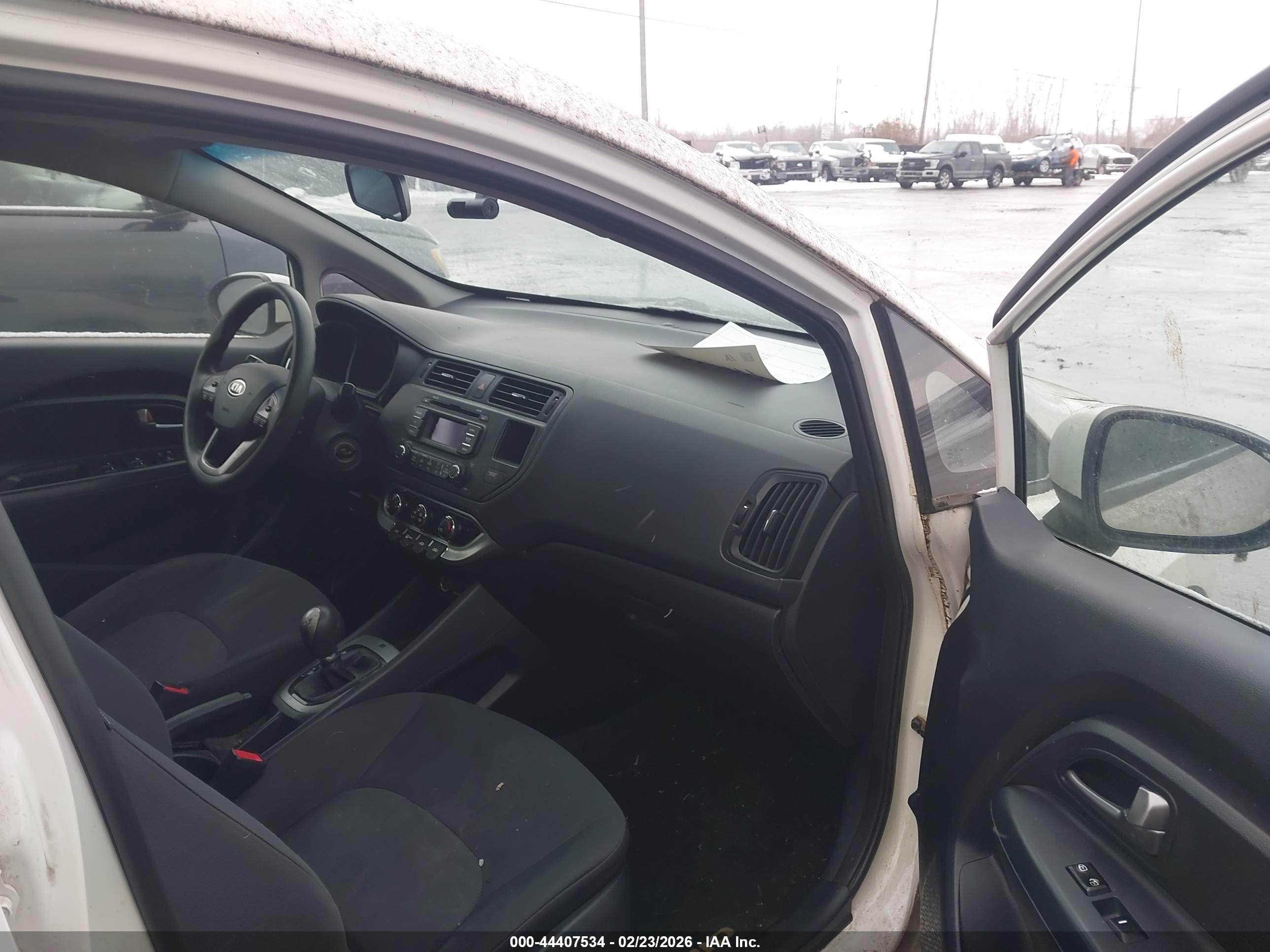 KIA RIO5 image 5