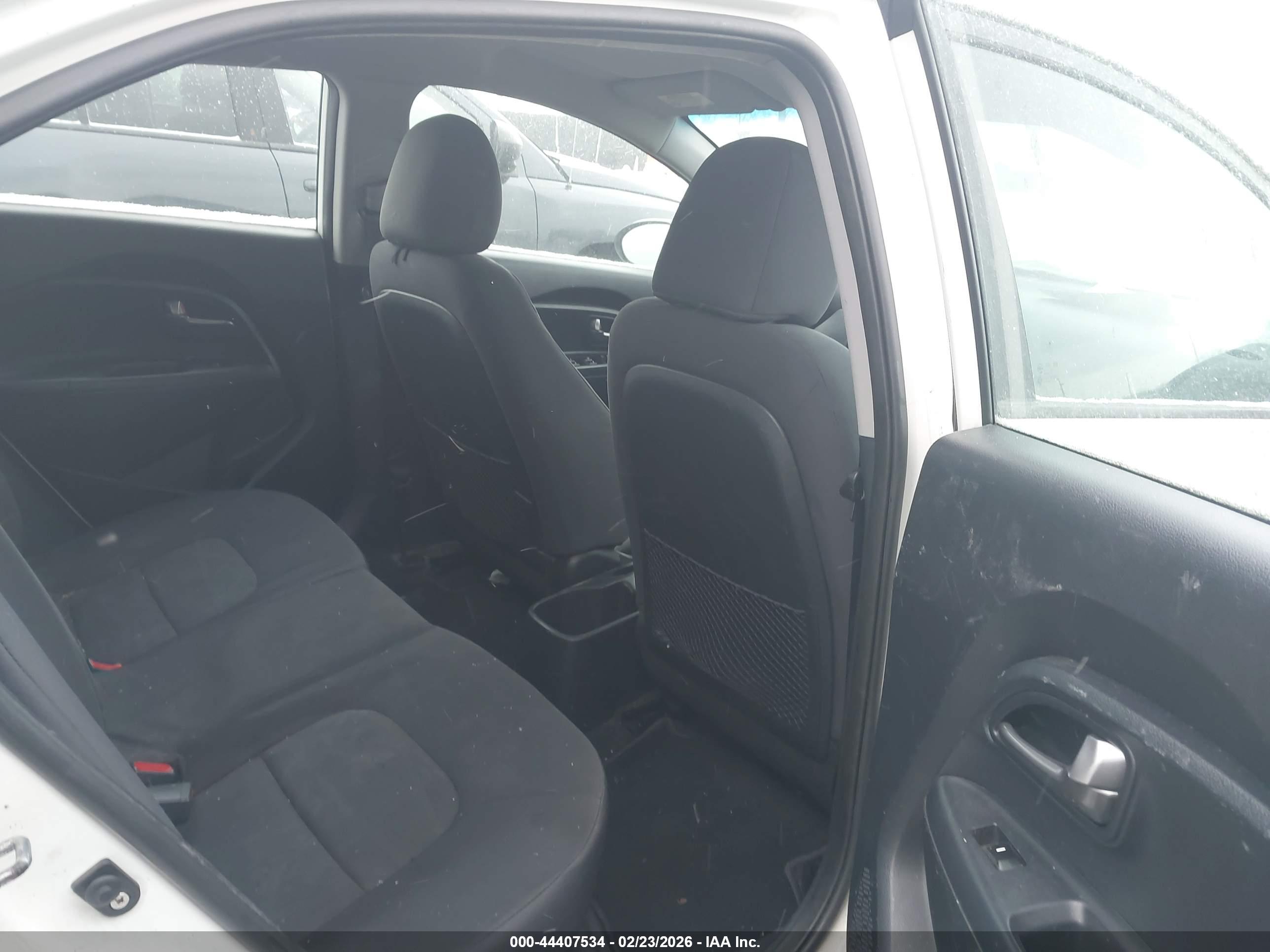 KIA RIO5 image 8