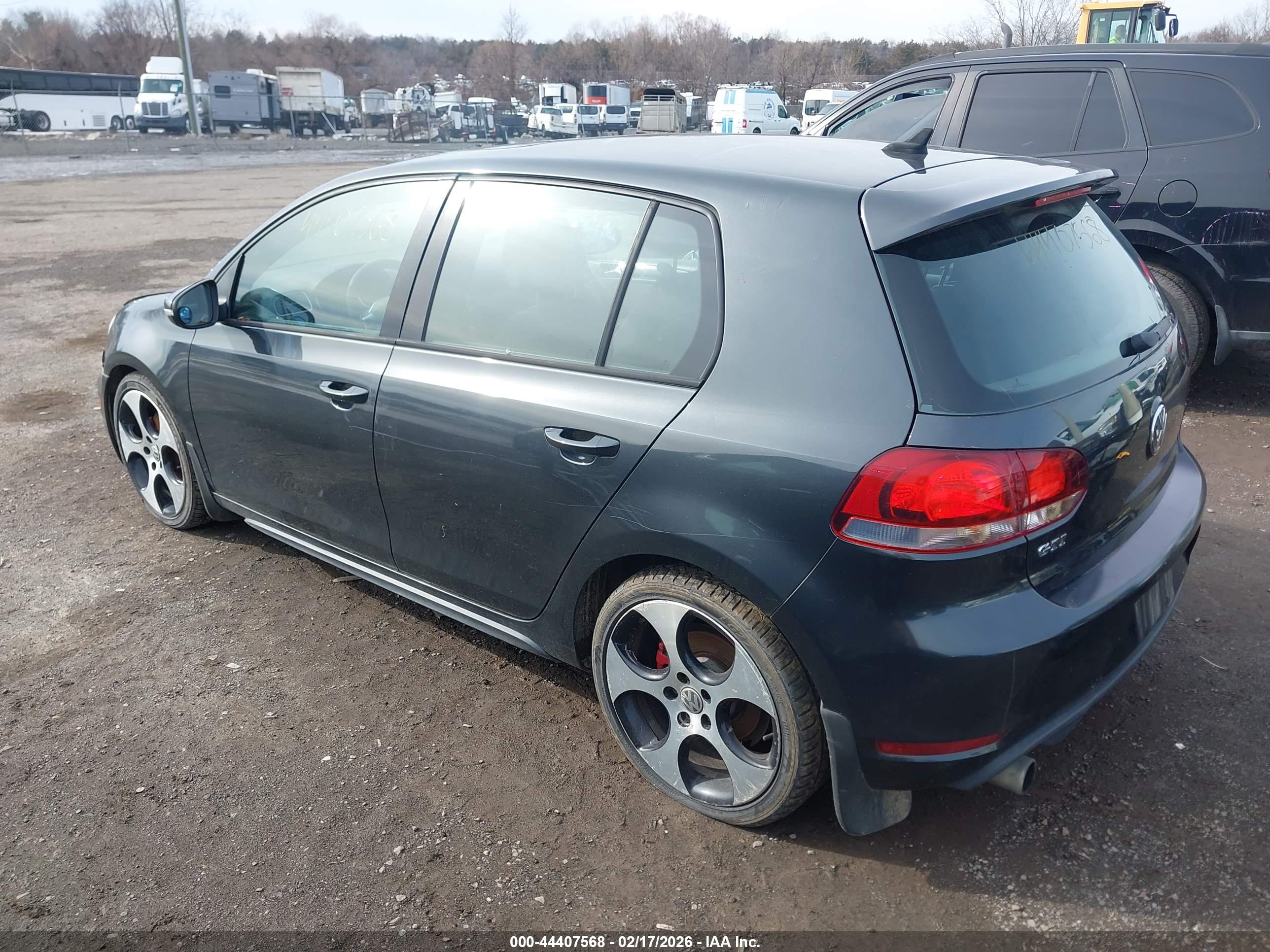 VOLKSWAGEN GTI image 3