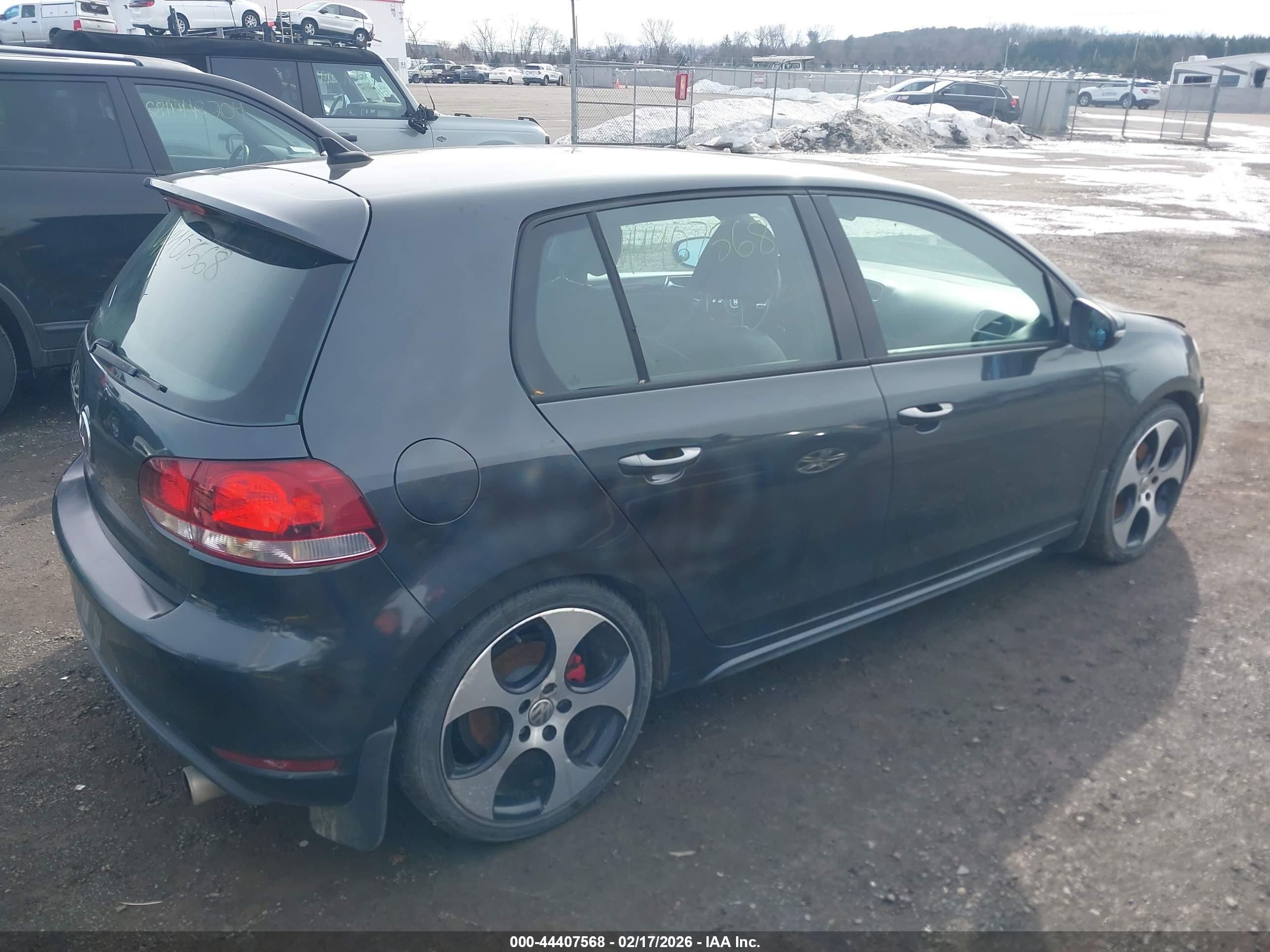 VOLKSWAGEN GTI image 4