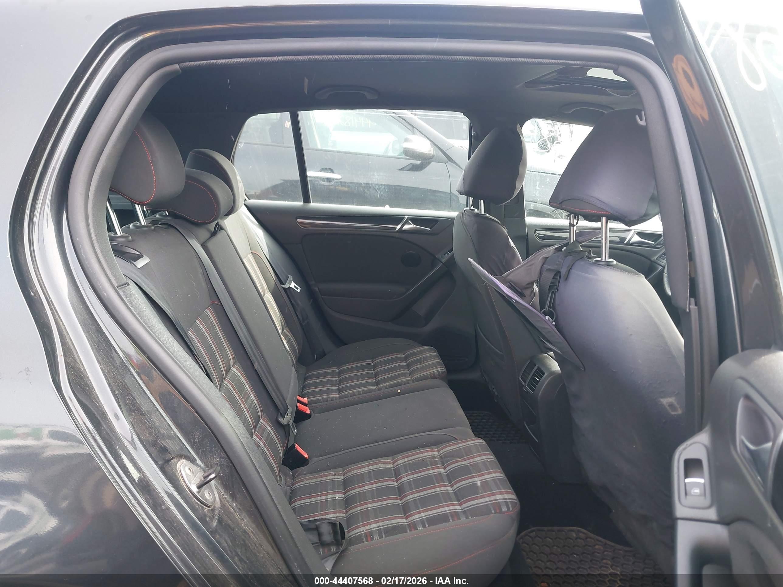 VOLKSWAGEN GTI image 8