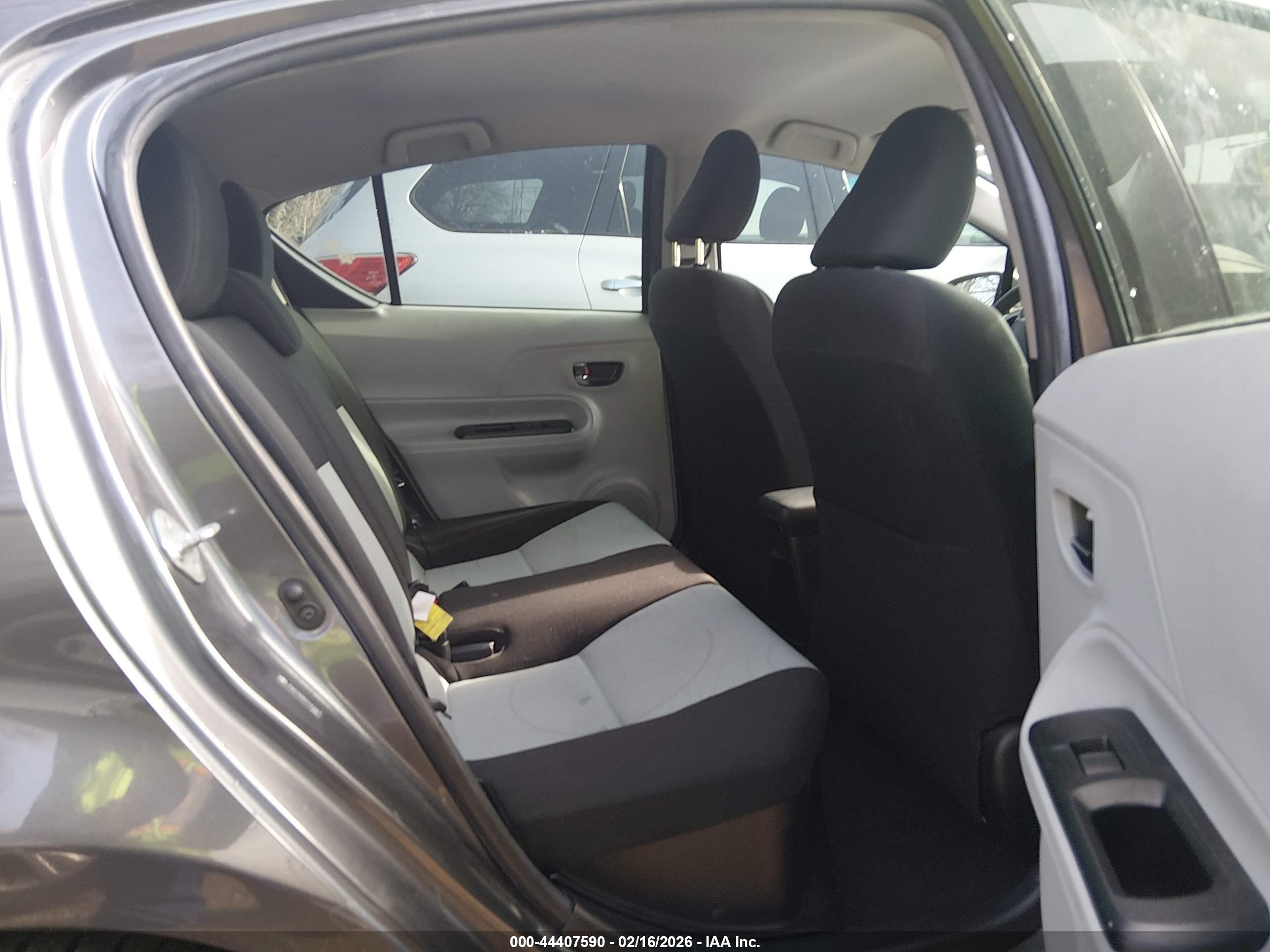 TOYOTA PRIUS image 8