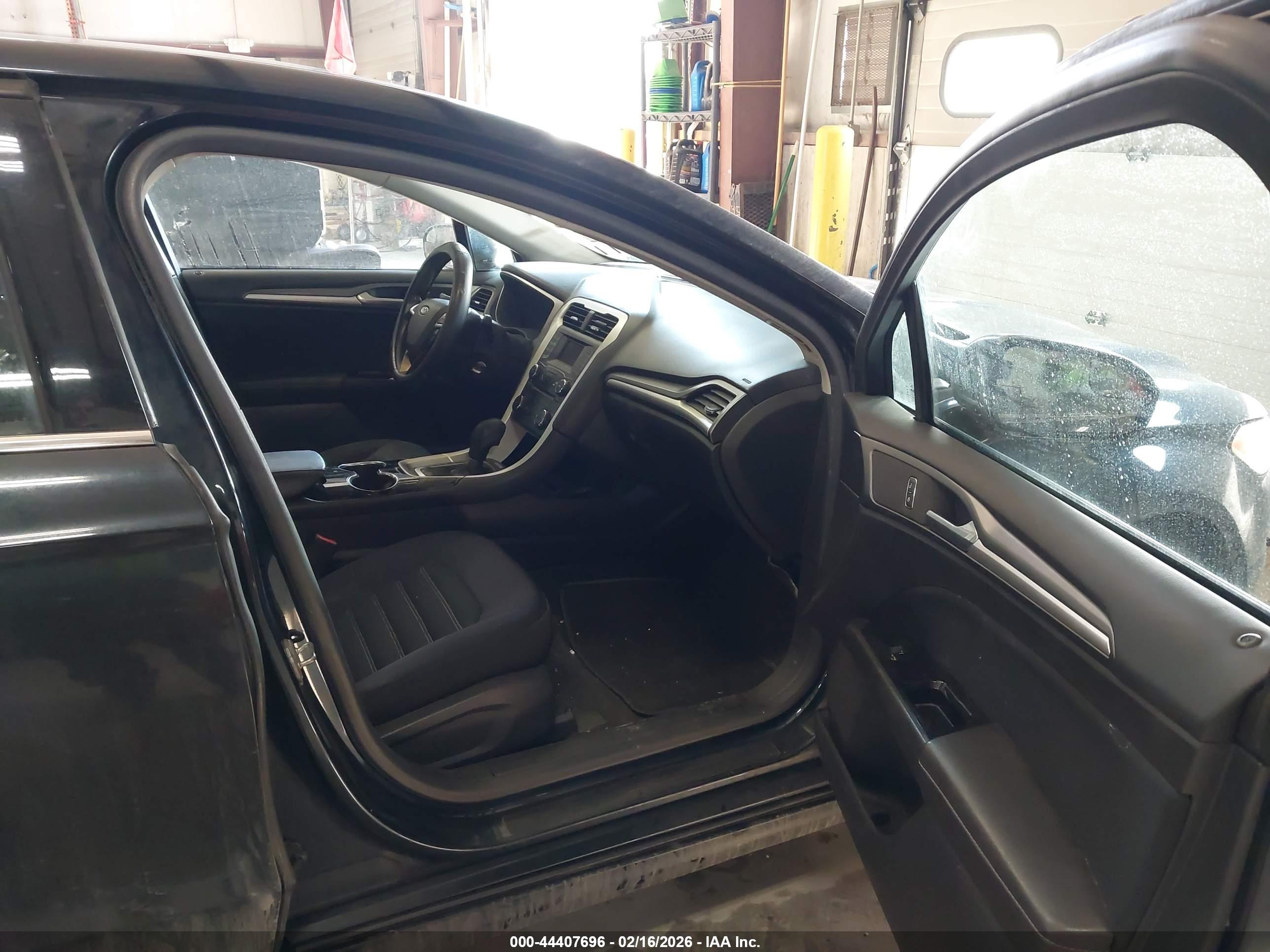FORD FUSION image 5