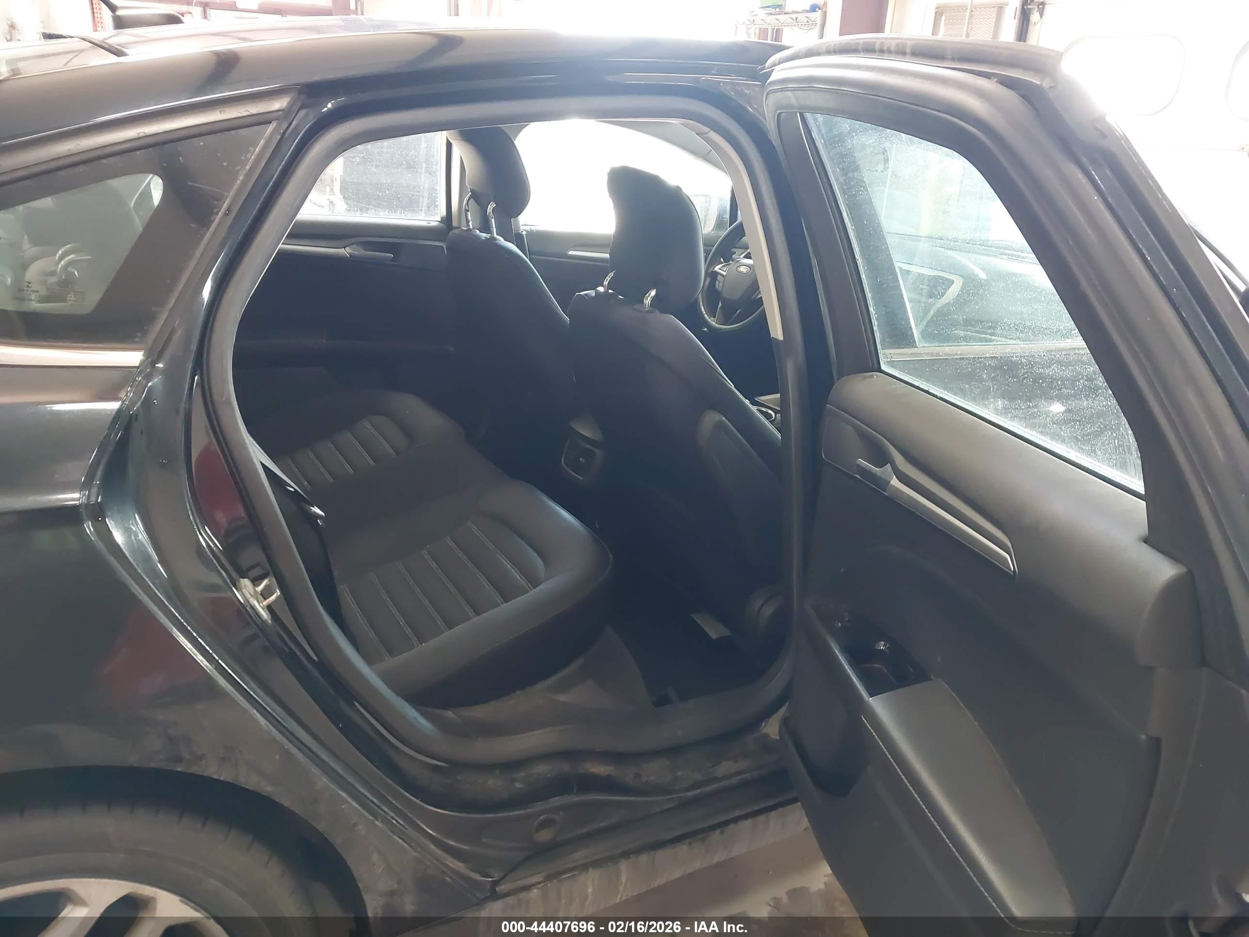 FORD FUSION image 8