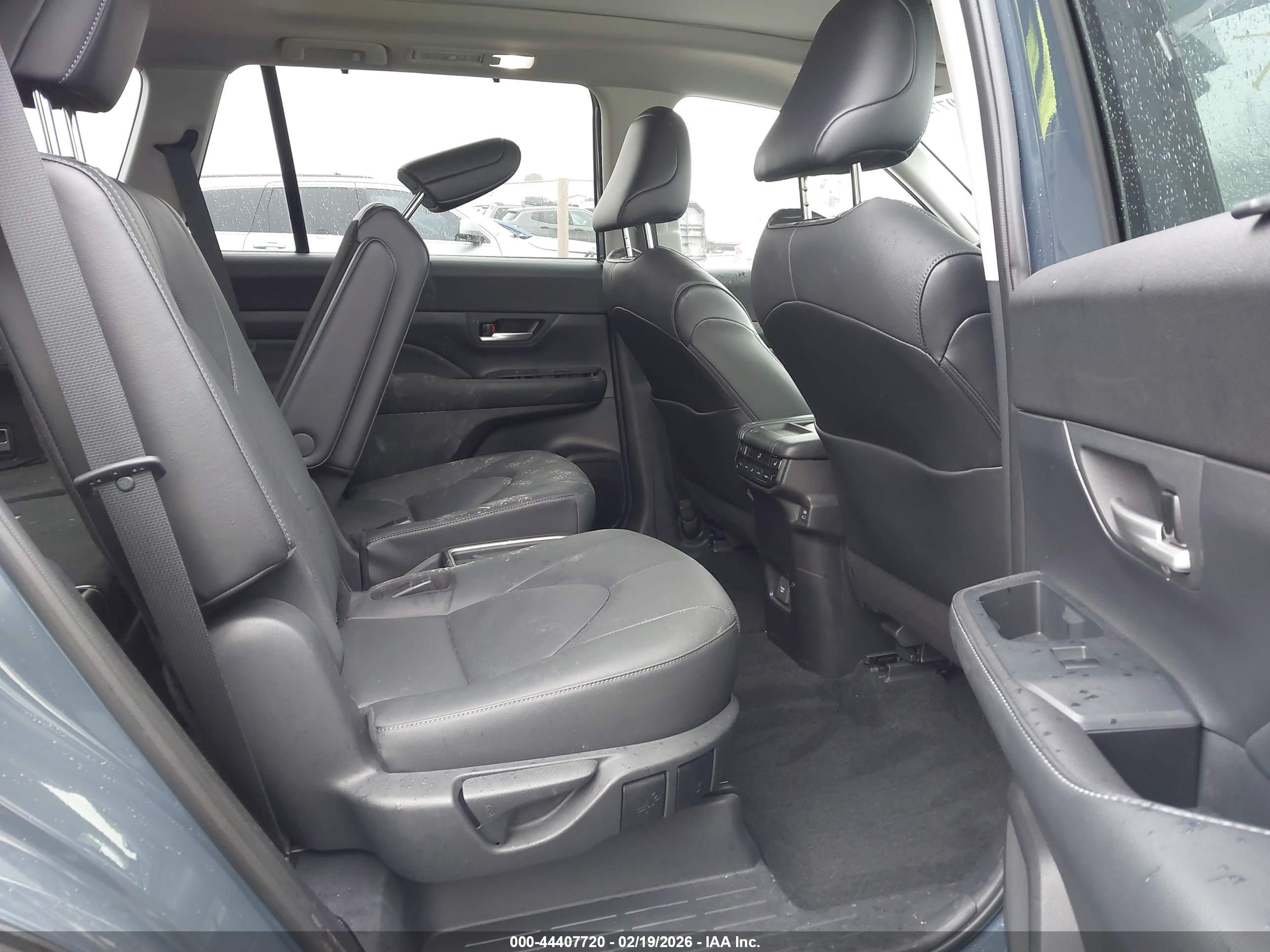 TOYOTA GRAND image 8